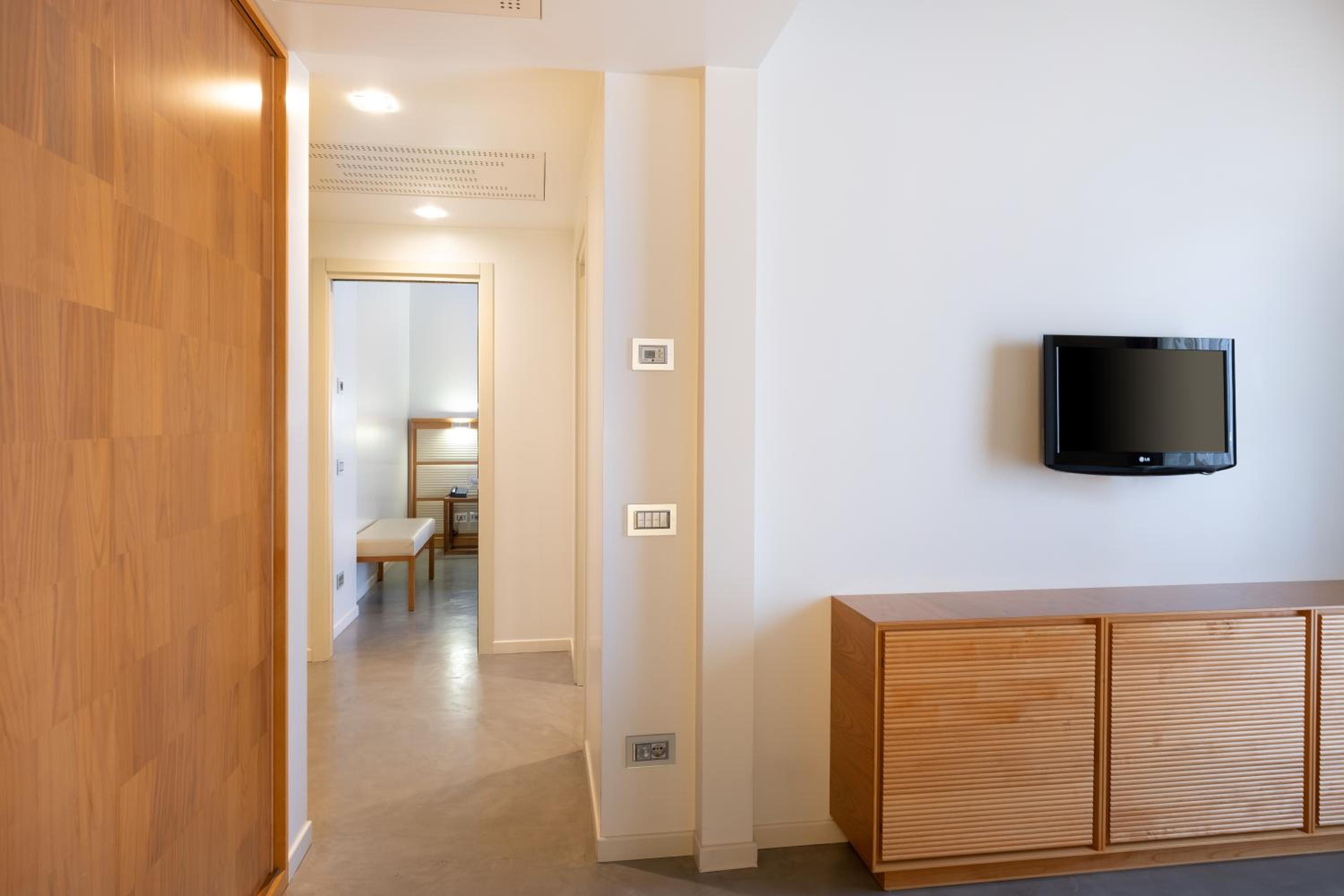 Deluxe Suite with Spa Bath - Photo 6