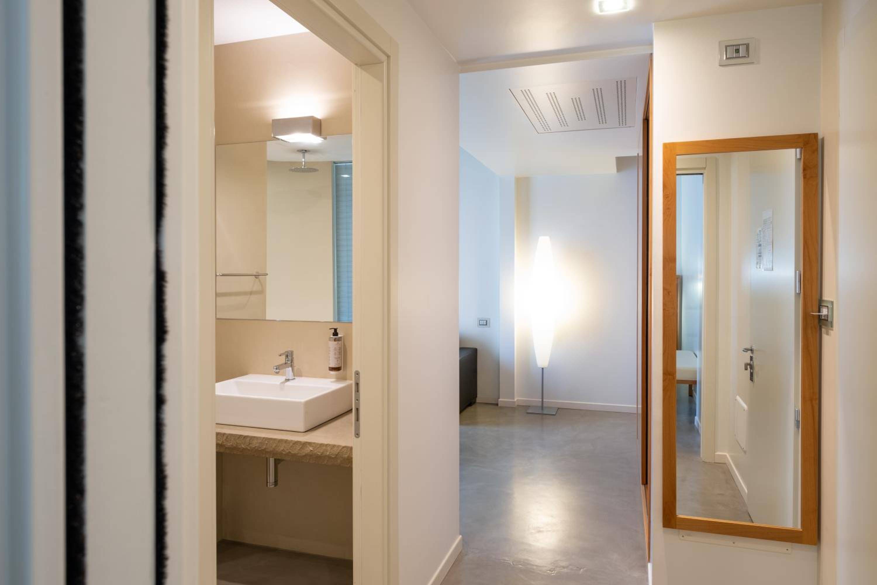 Deluxe Suite with Spa Bath - Photo 7