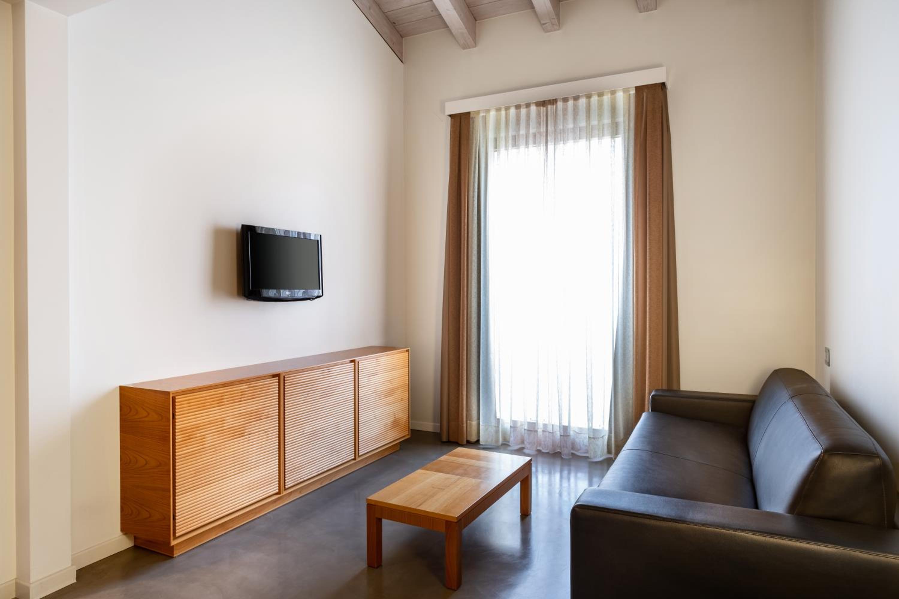 Deluxe Suite with Spa Bath - Photo 2