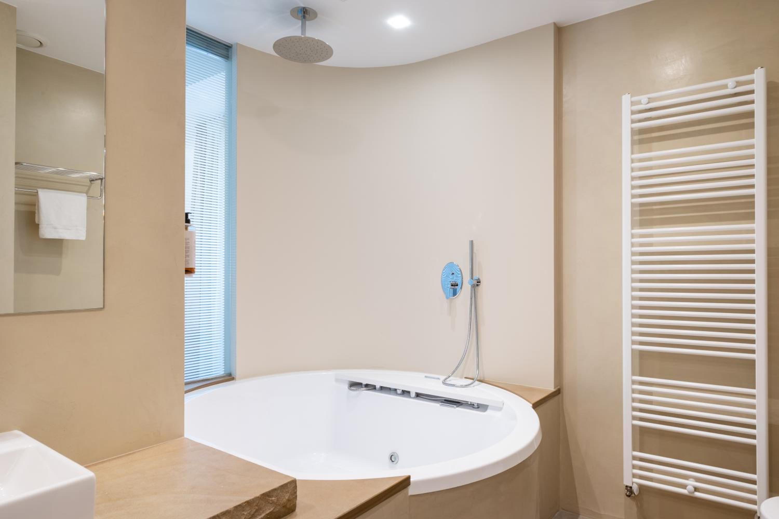 Deluxe Suite with Spa Bath - Photo 5