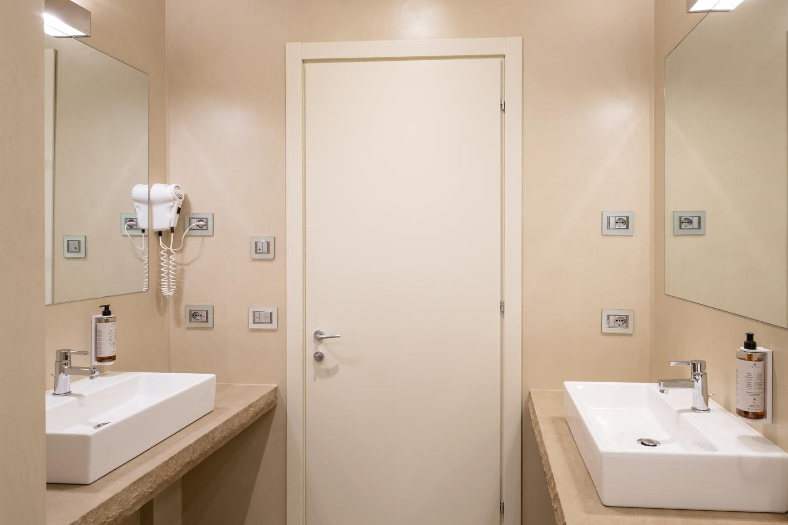 Deluxe Suite with Spa Bath - Photo 3