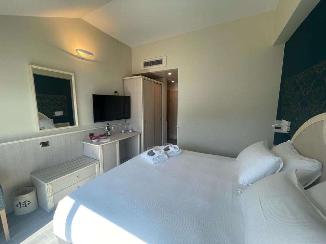 Double Room with Terrace and Lake View photo 3