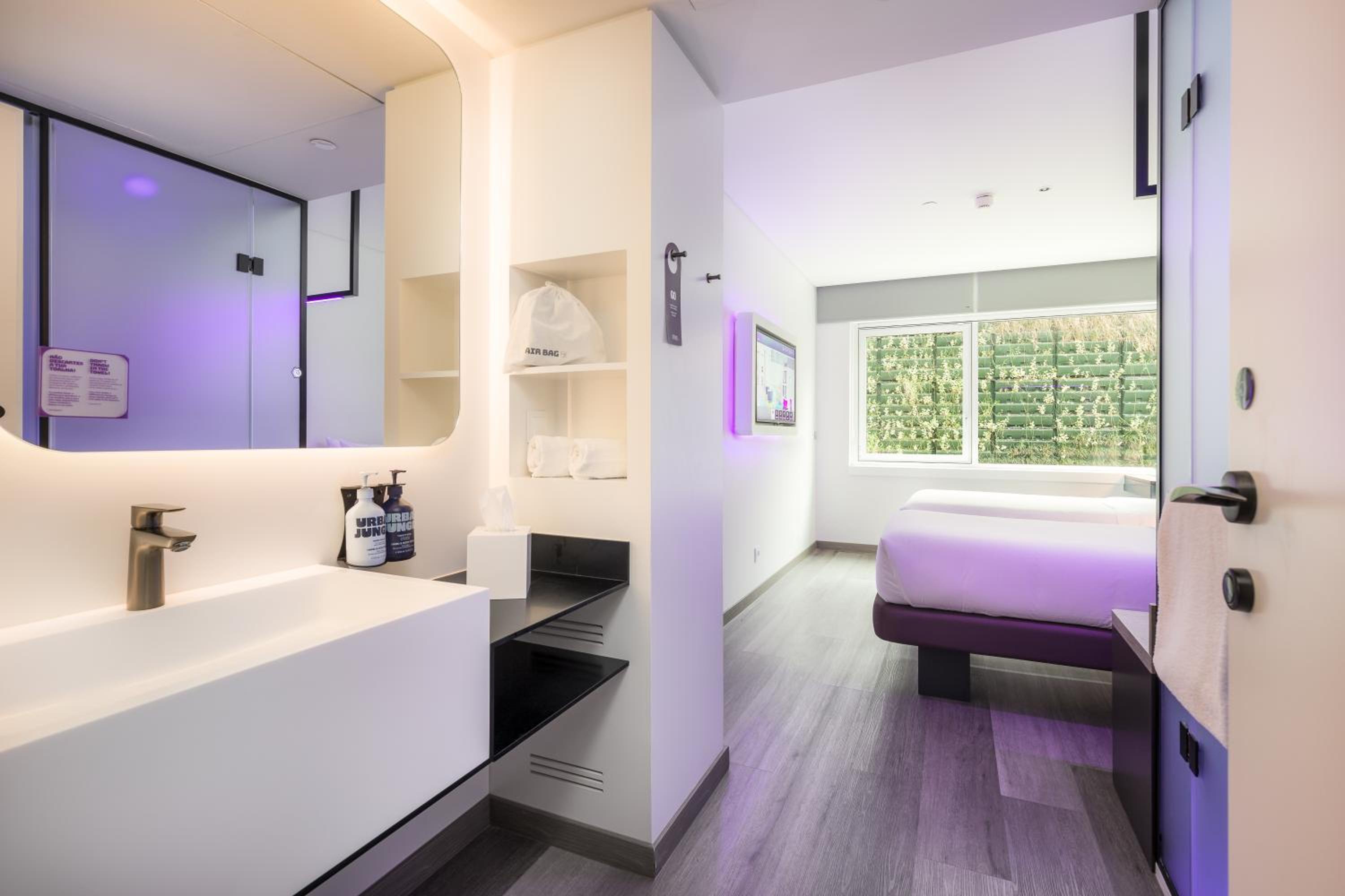Premium Twin Room - Photo 2