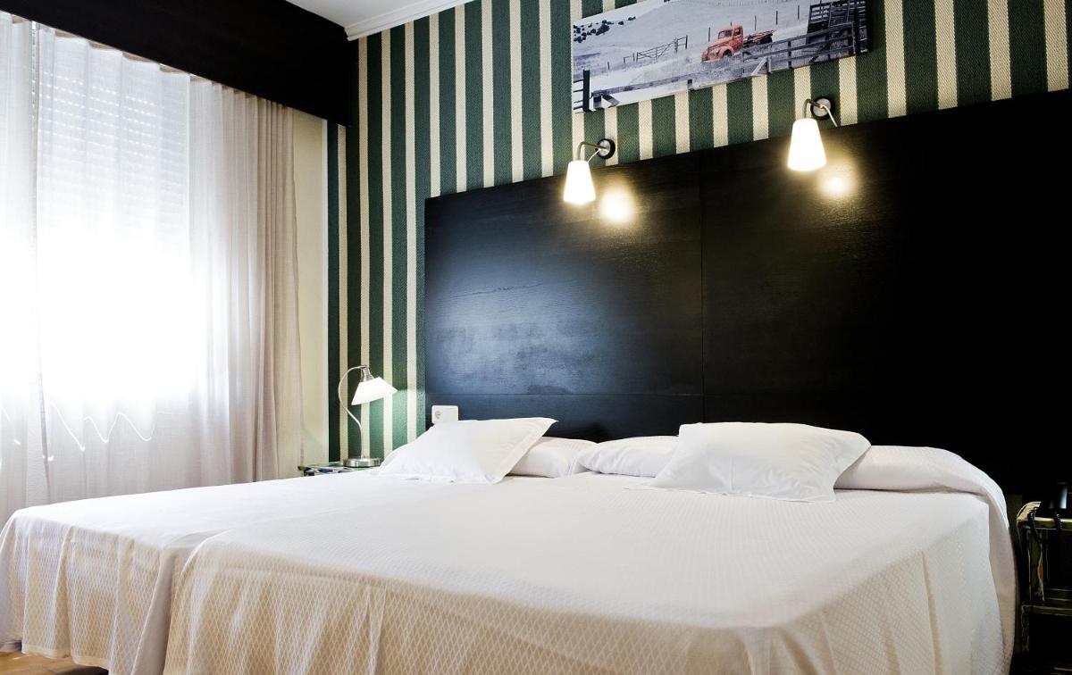 Double or Twin Room with Extra Bed photo 2