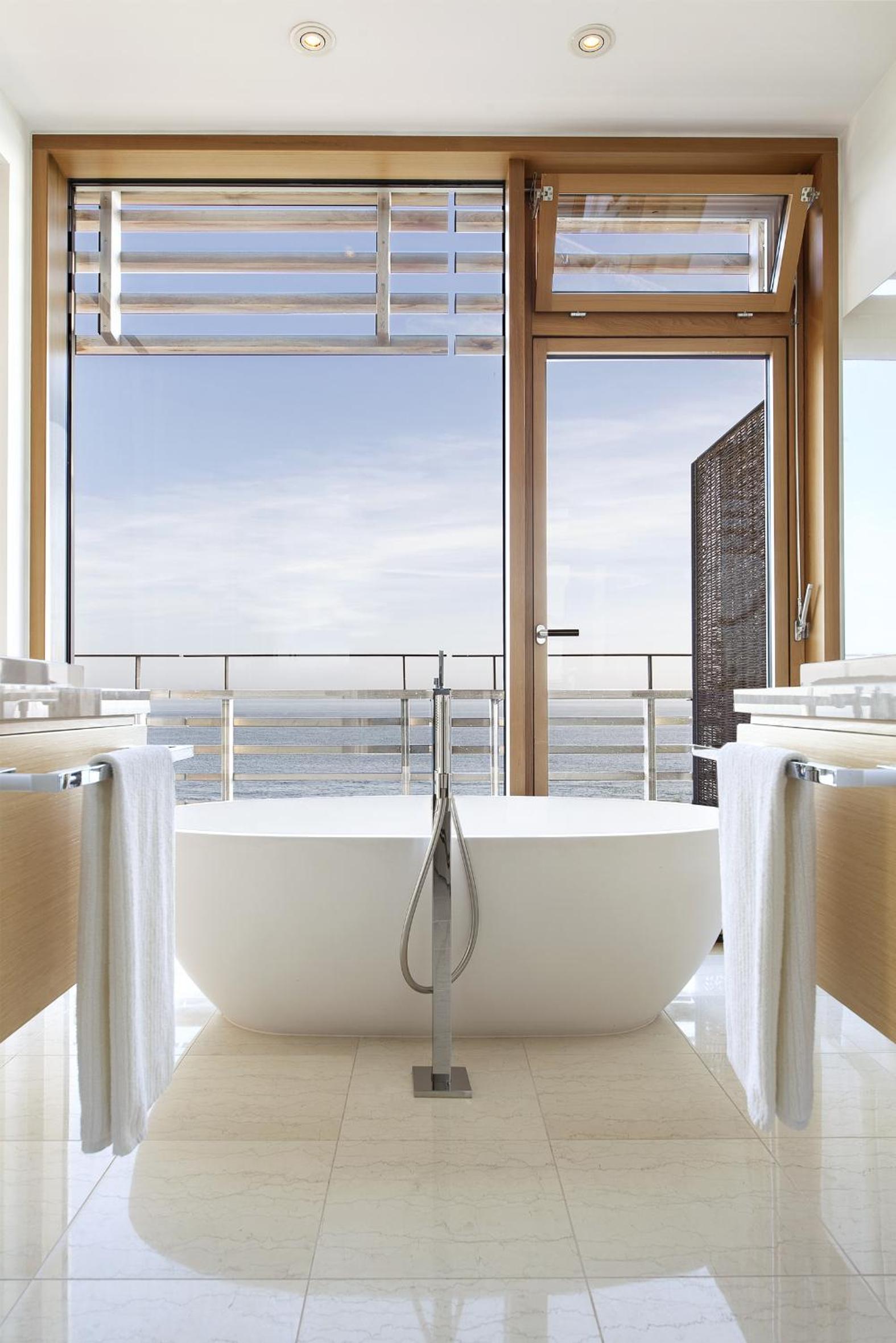 Deluxe Double Room with Sea View thumbnail 6