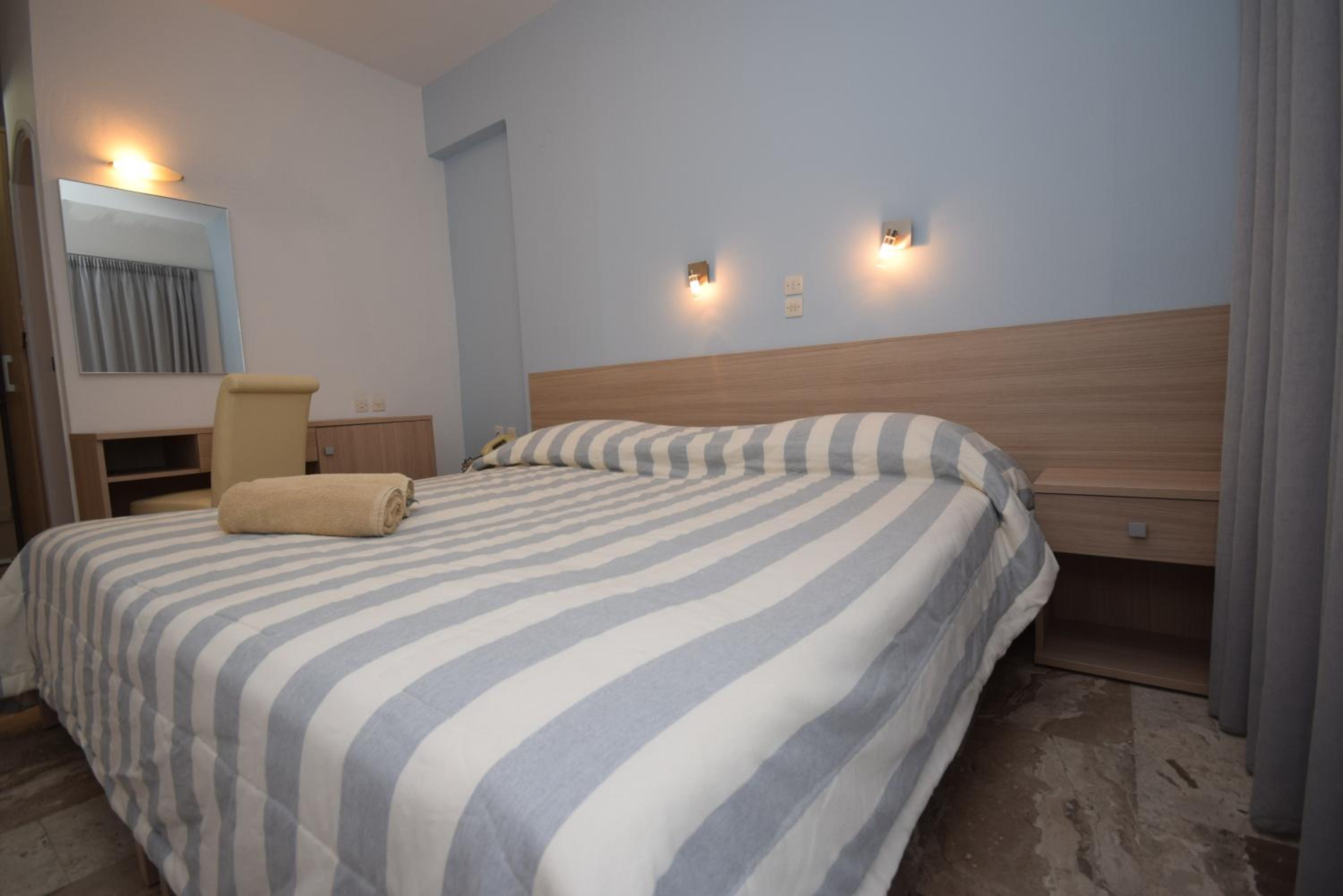 Standard Double or Twin Room - Photo 9