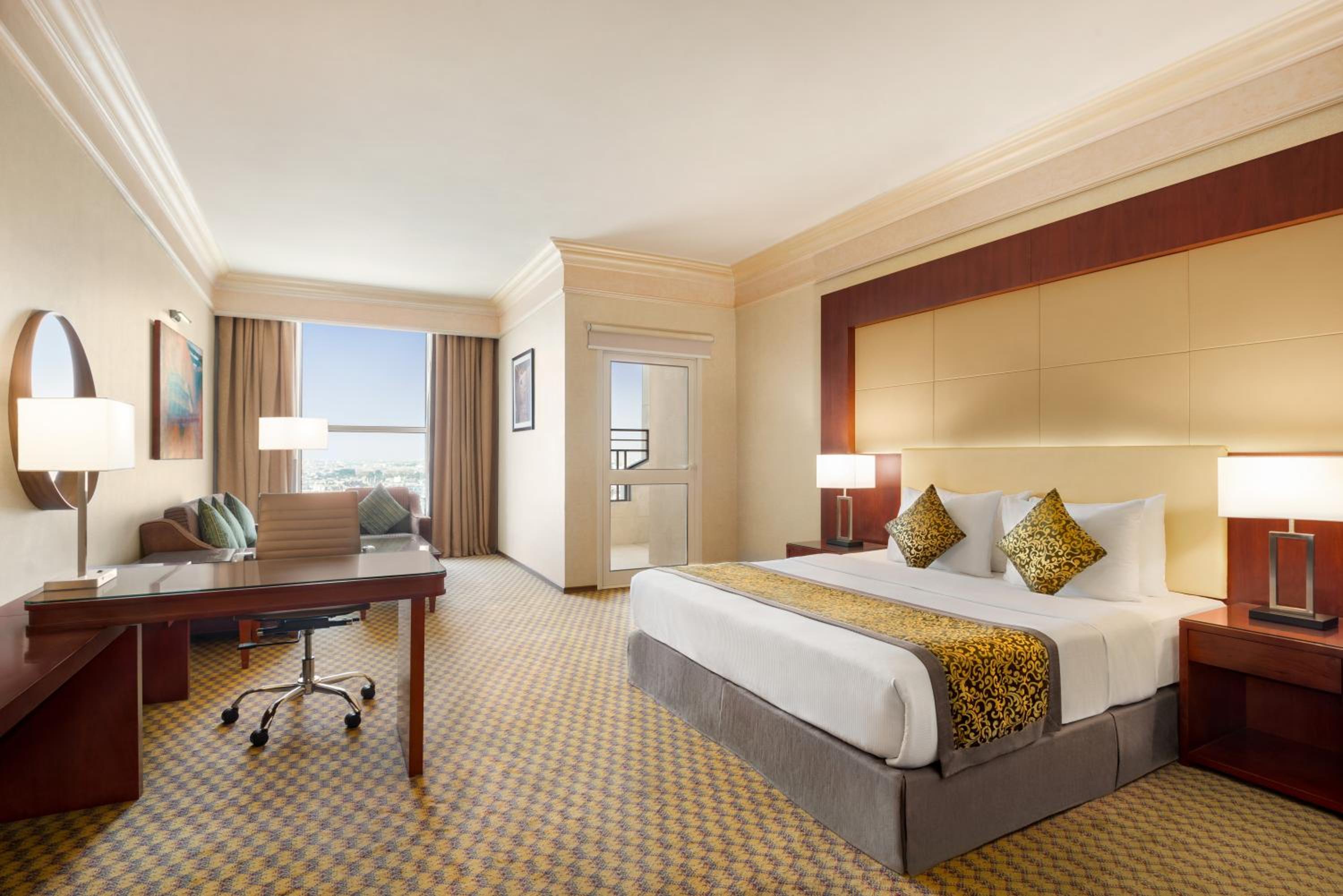 Deluxe King Room - Non-Smoking - Photo 5