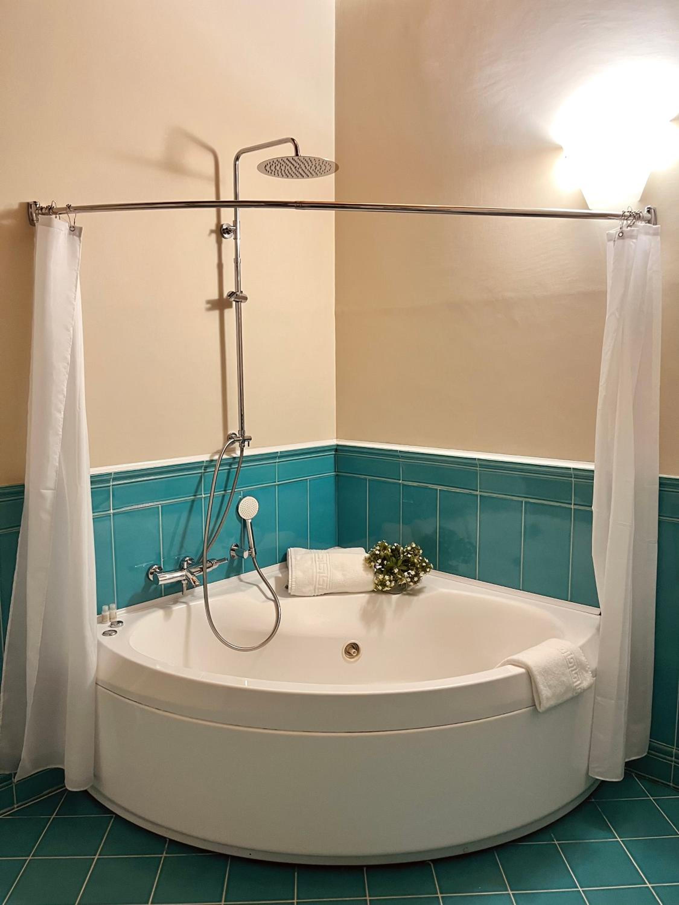 Suite with Hot Tub photo 2