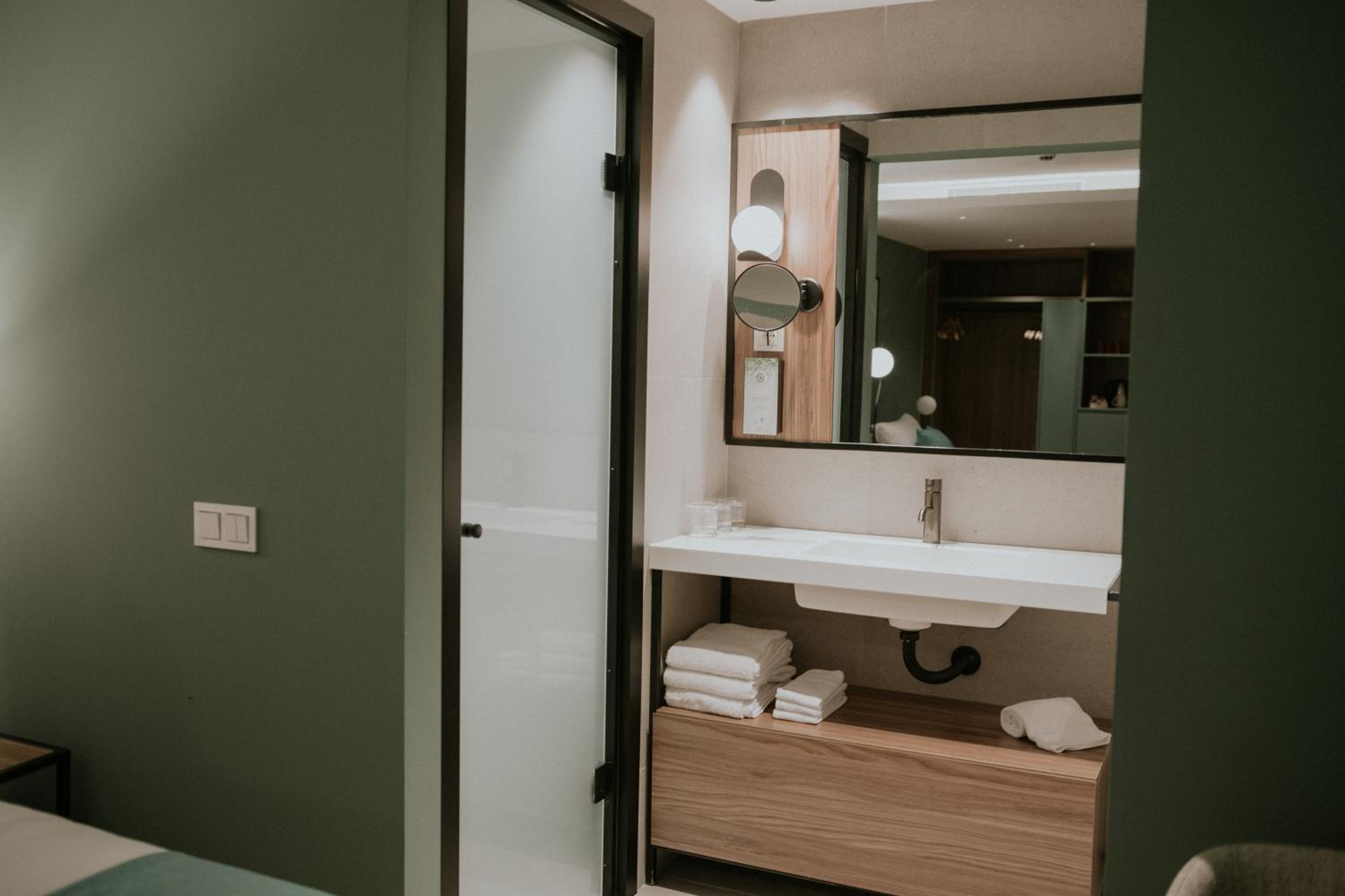 Executive Double or Twin Room thumbnail 5