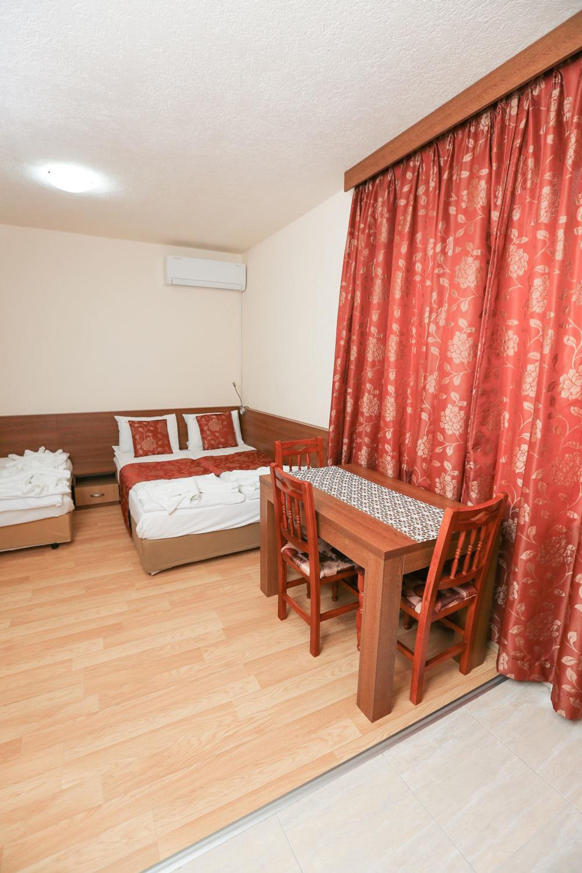 Studio (2 Adults + 1 Child) photo 3