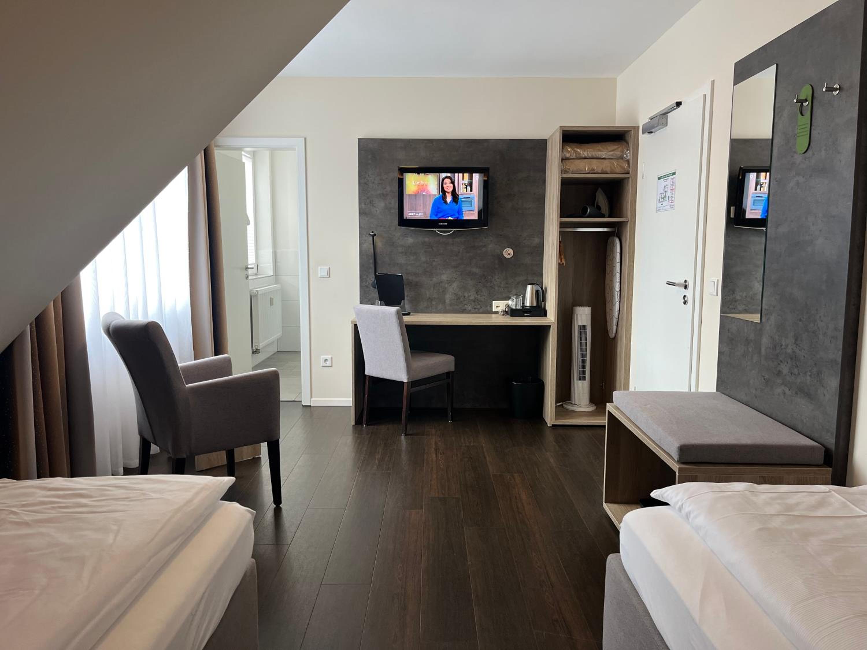 Twin Room - Photo 4