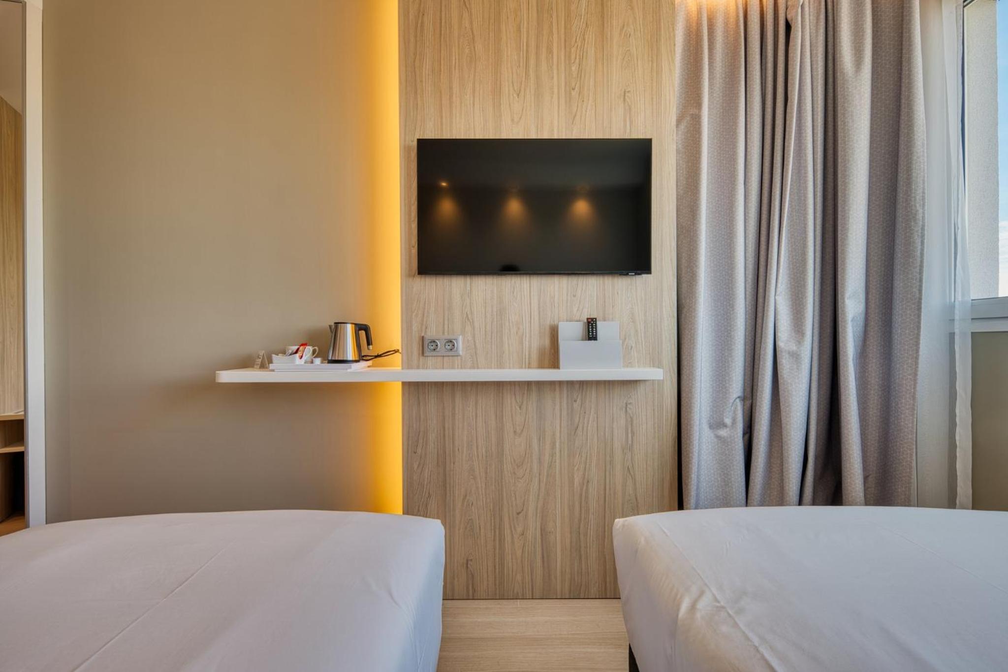 Standard Twin Room with Free Breakfast - Photo 16