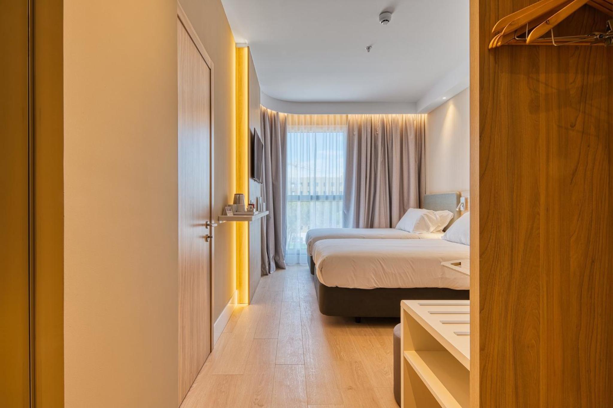 Standard Twin Room with Free Breakfast - Photo 13