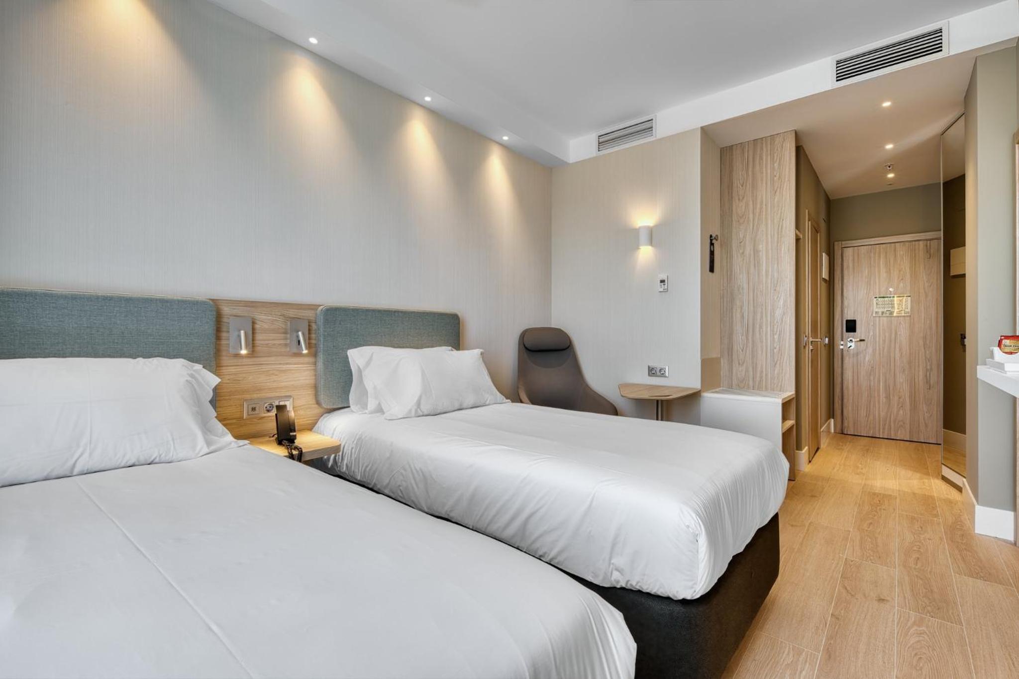 Standard Twin Room with Free Breakfast - Photo 19