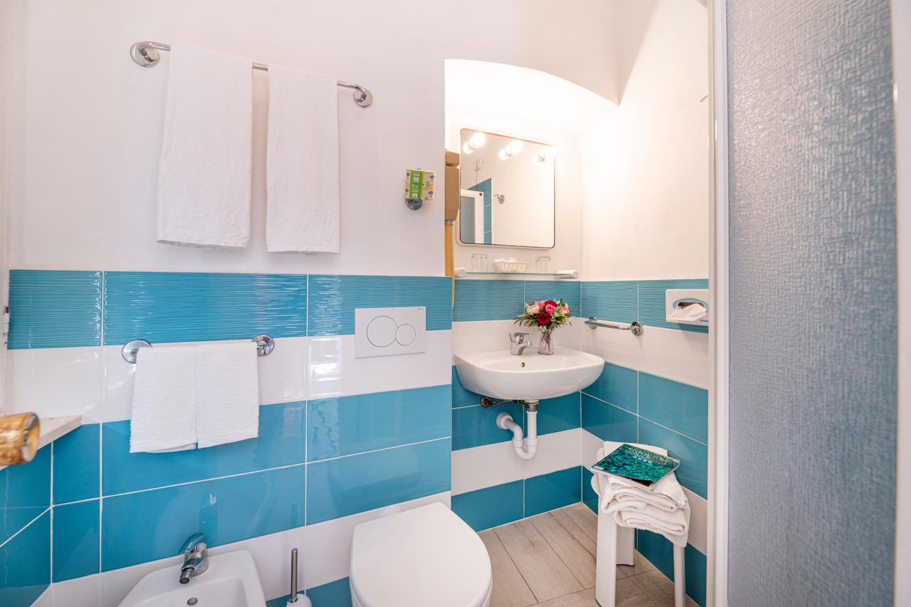 Classic Double Room - Photo 9