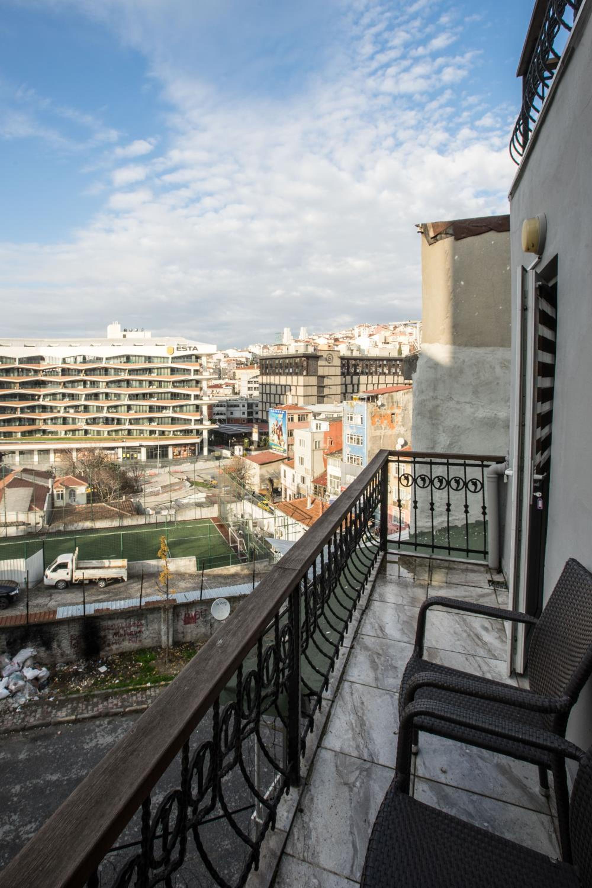 Apartment with Balcony photo 2