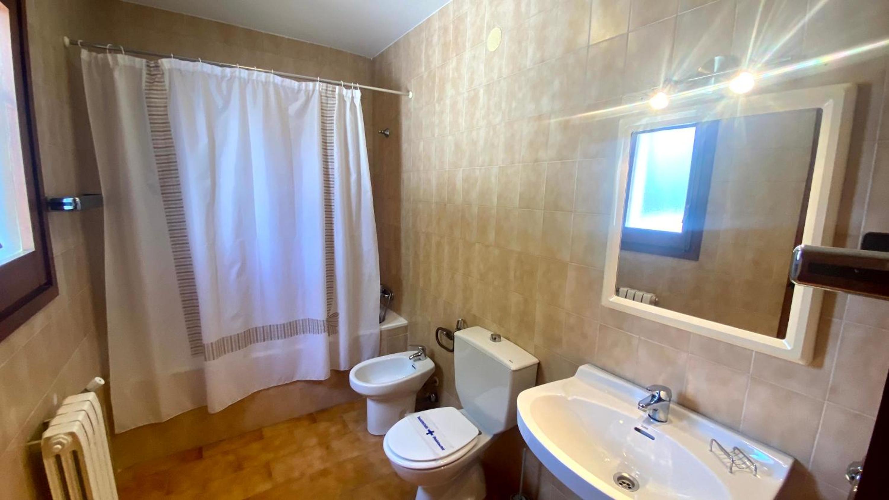 Four-Bedroom House photo 3