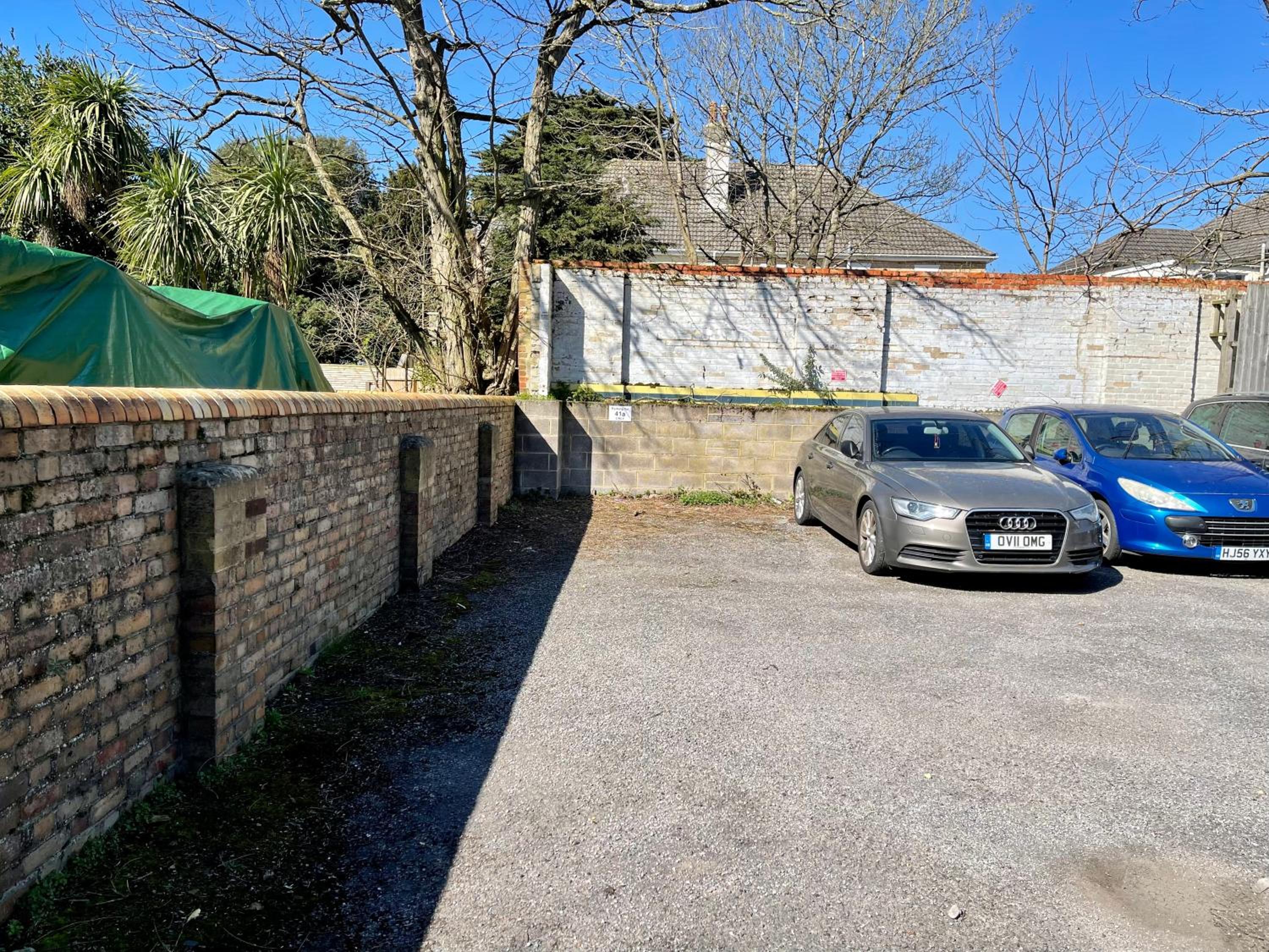 Three-Bedroom House photo 3
