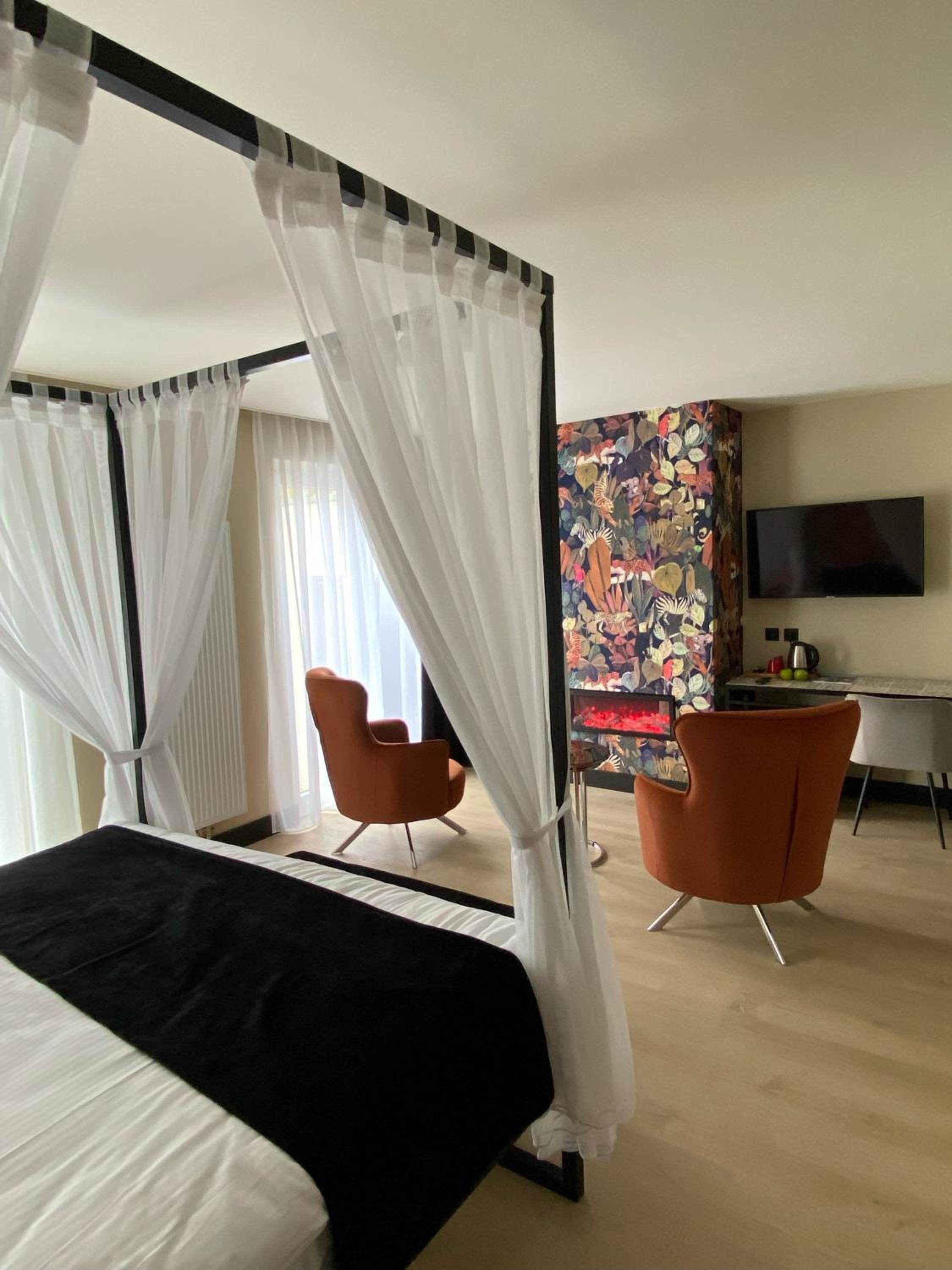 King Suite with Spa Bath - Photo 3
