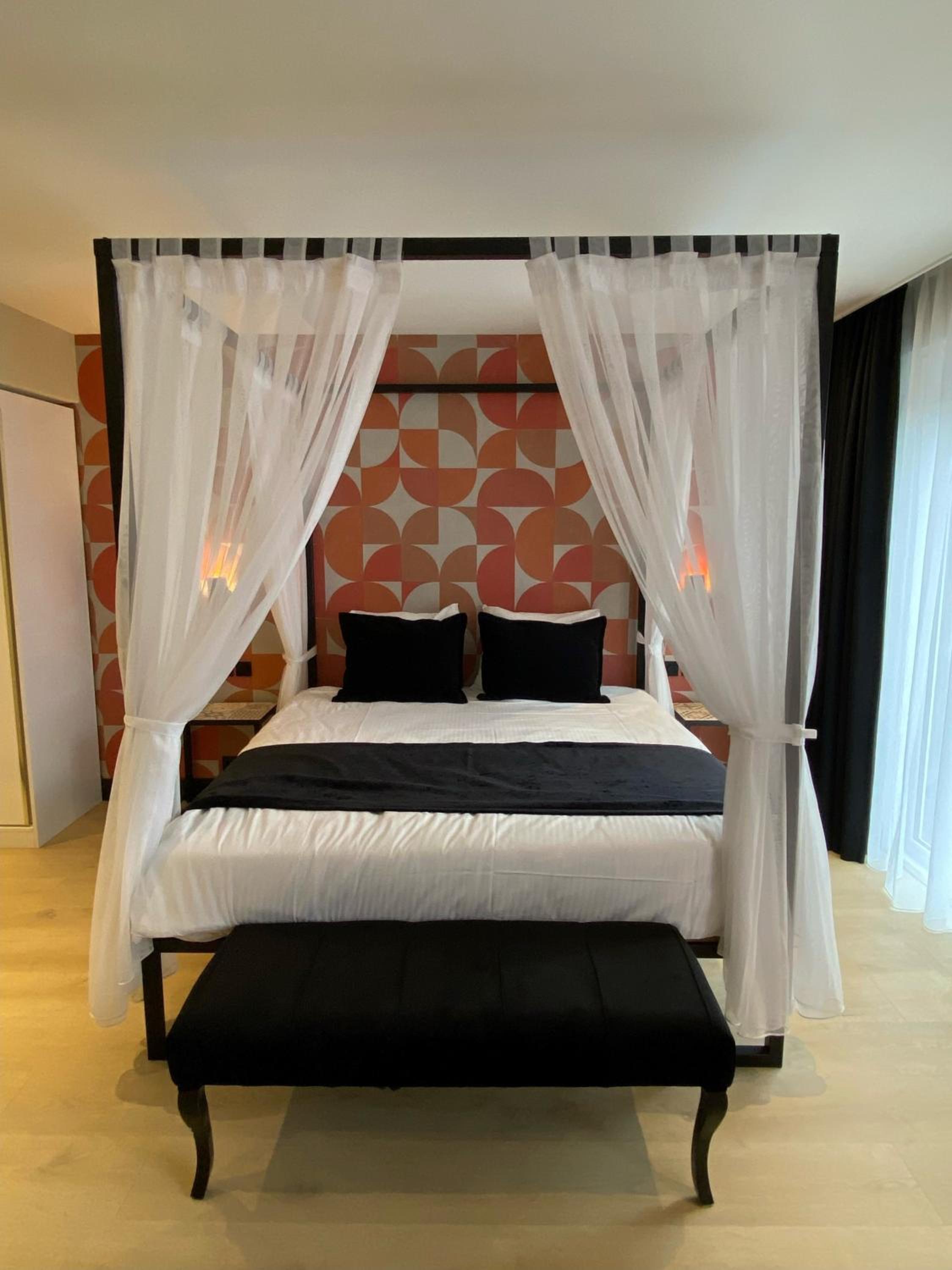 King Suite with Spa Bath - Photo 2