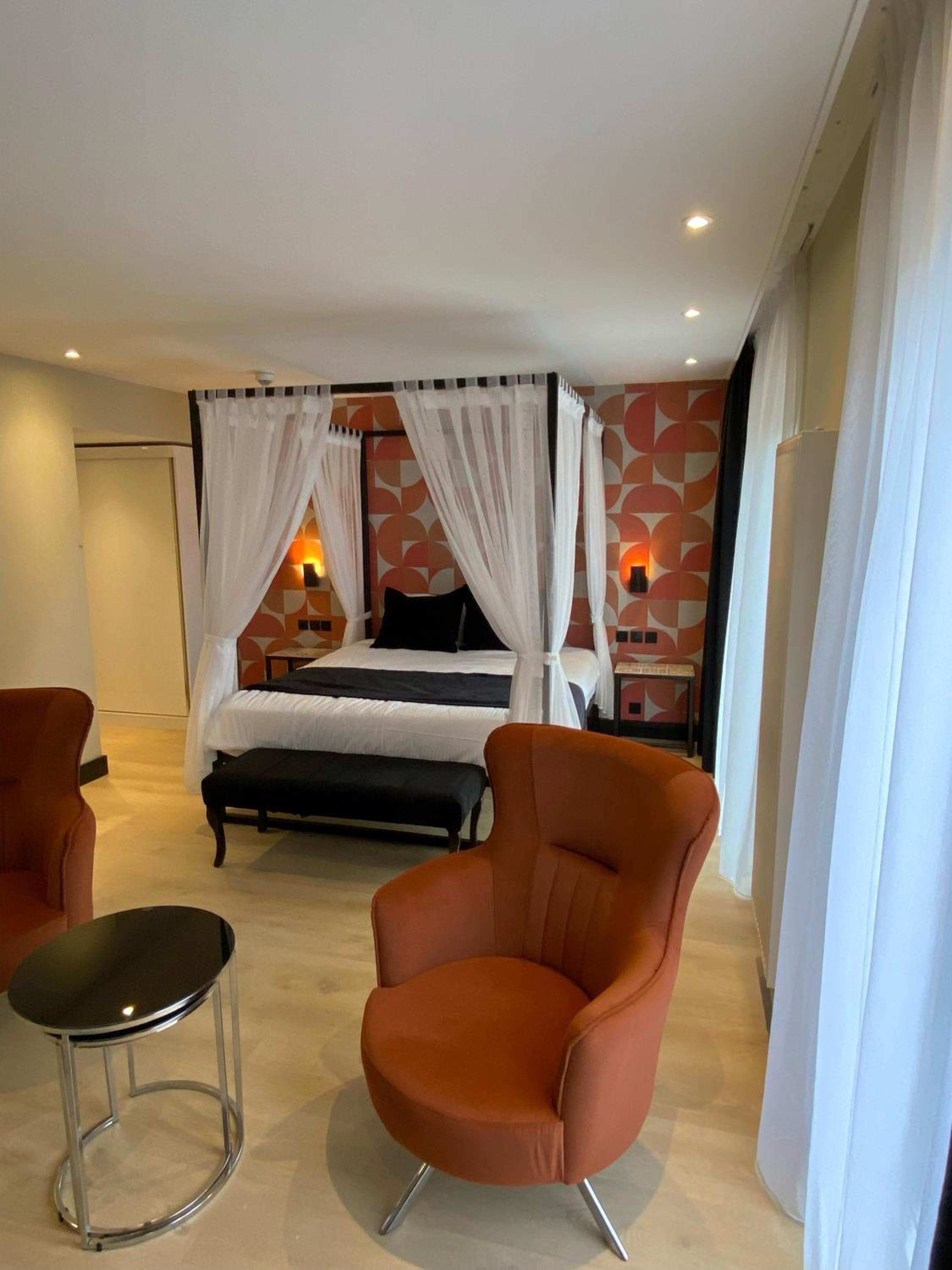 King Suite with Spa Bath - Photo 7