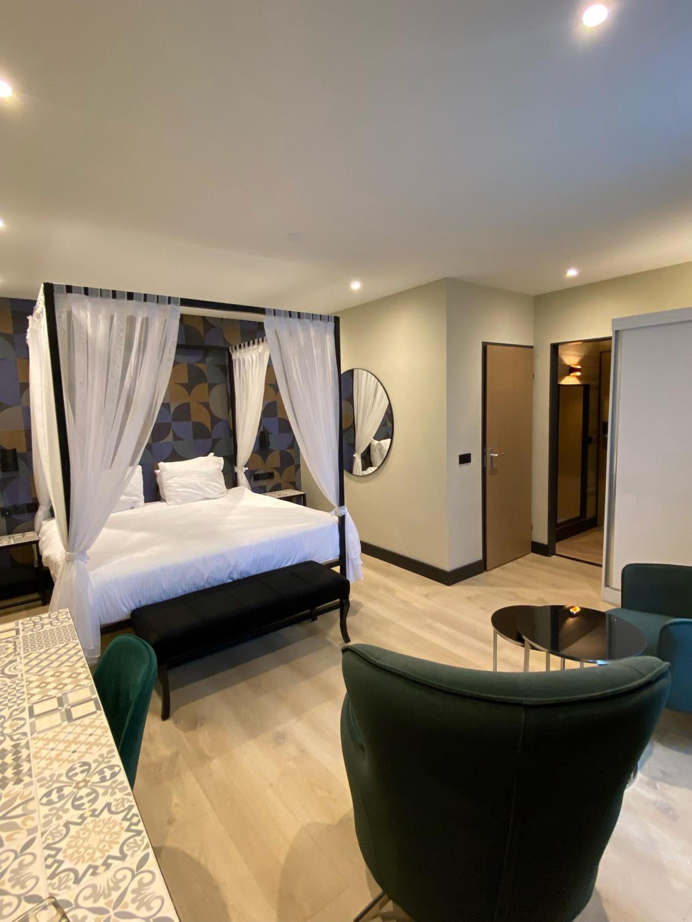 King Suite with Spa Bath - Photo 6