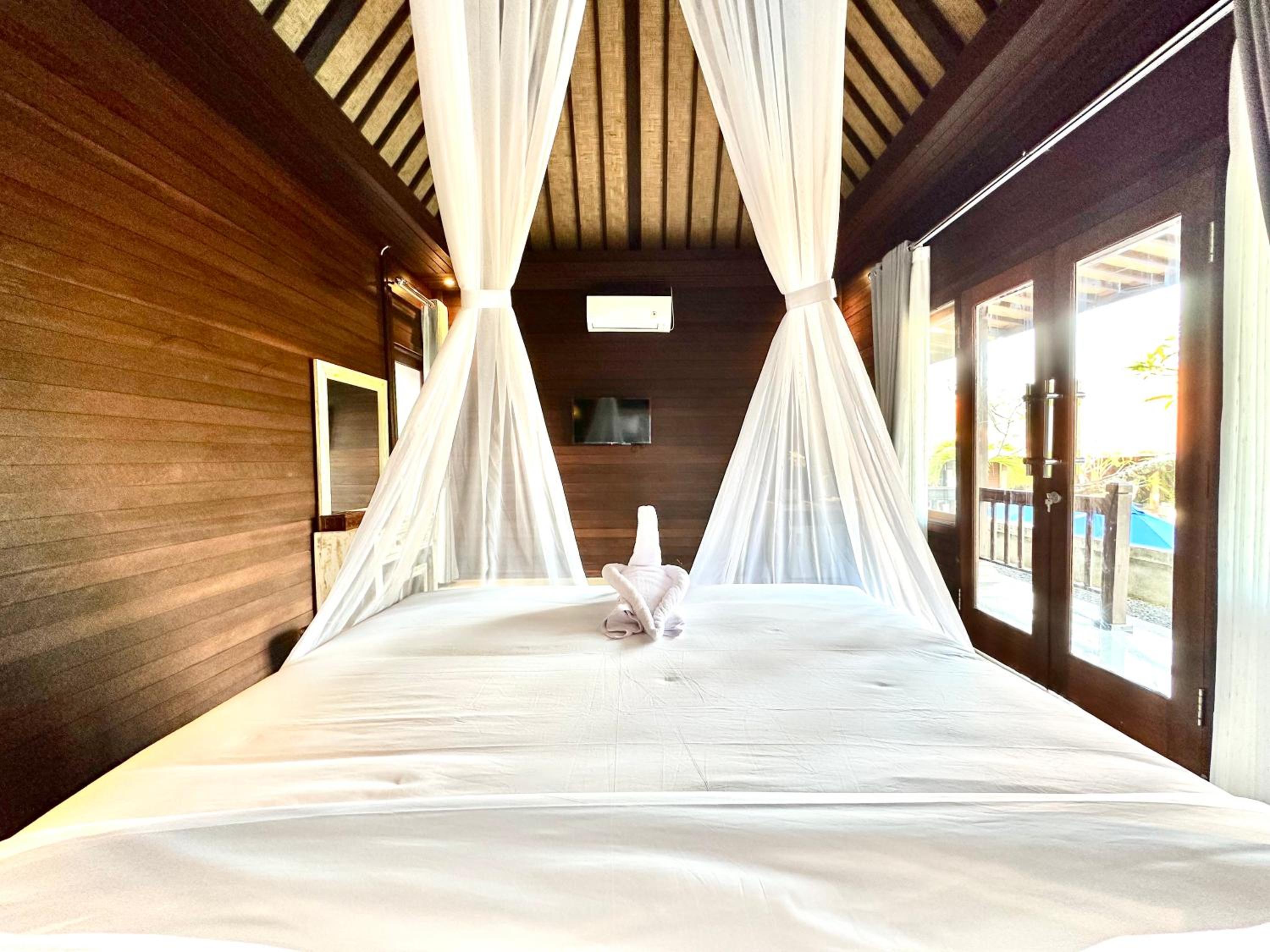 Double Room with Pool View - Photo 14