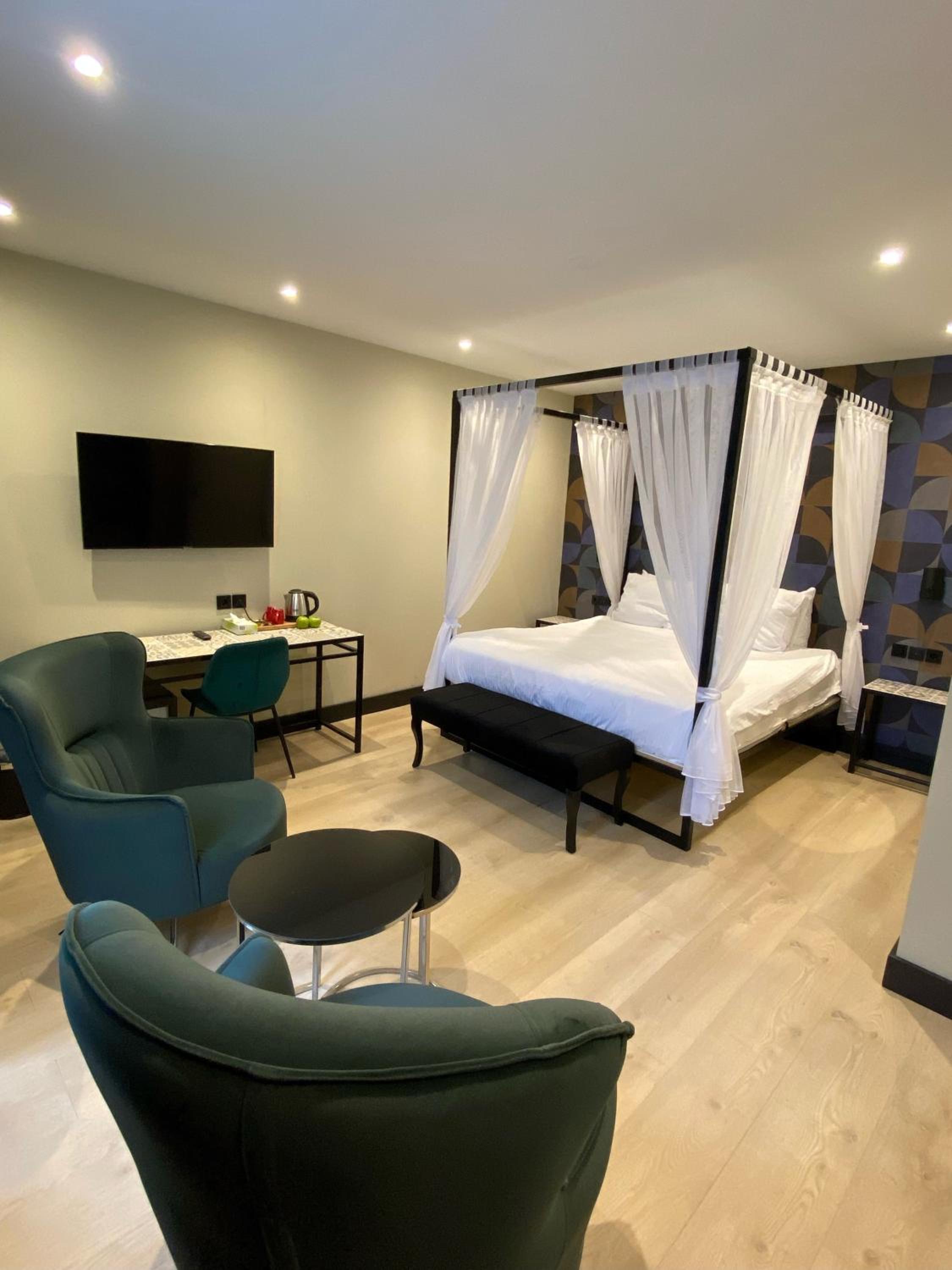 King Suite with Spa Bath - Photo 1