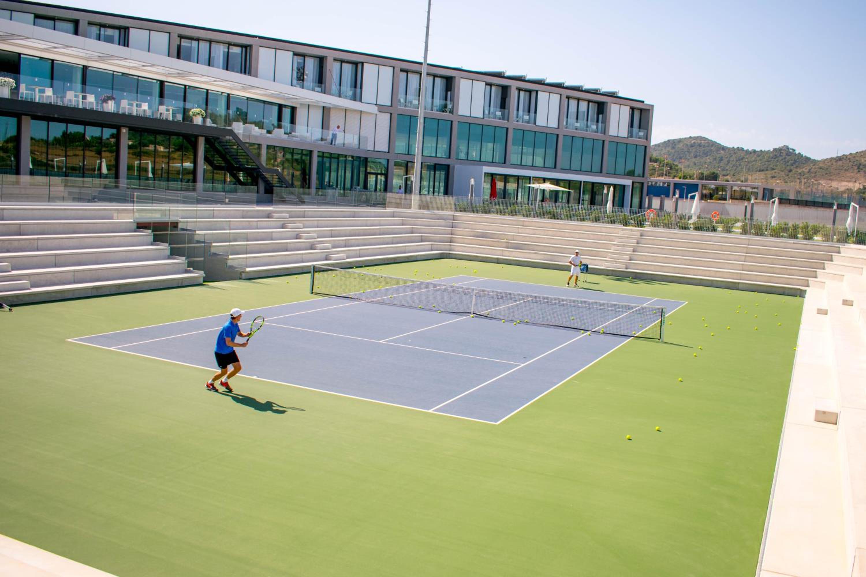 Single Room with Tennis Lessons for adults (1 player)