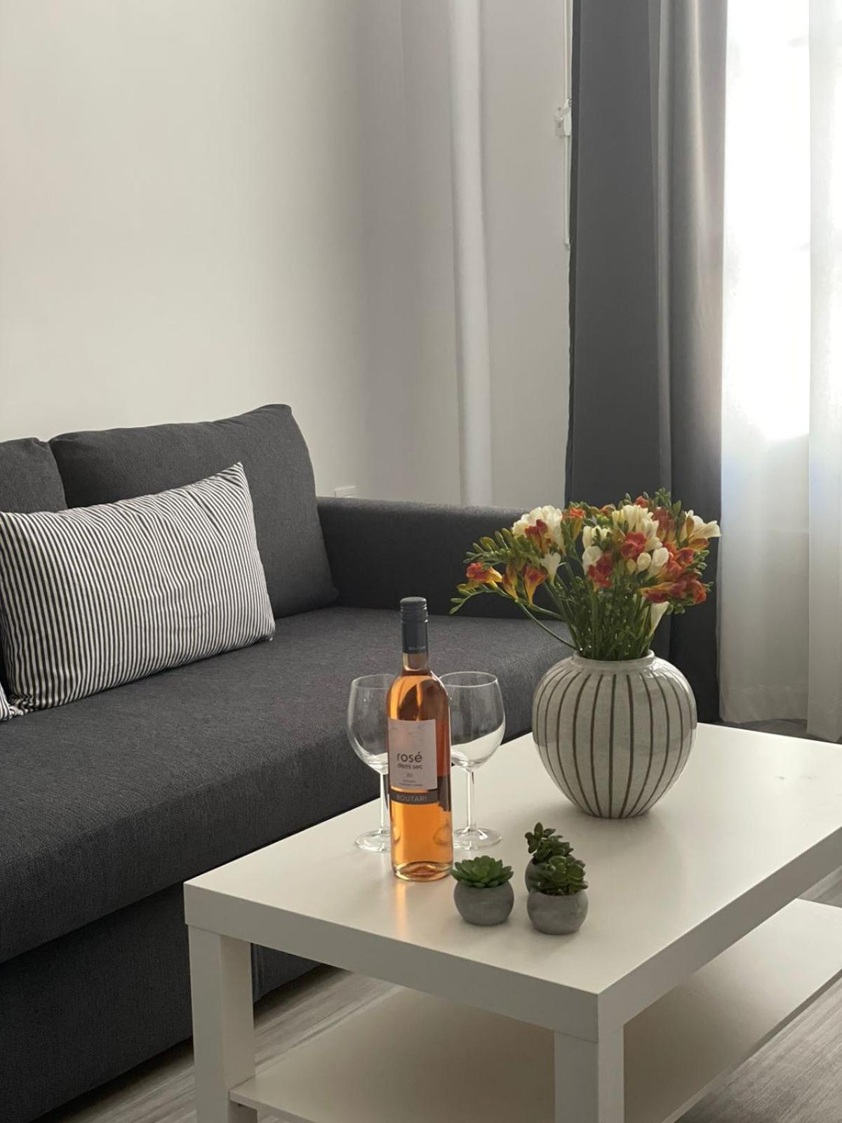 One-Bedroom Apartment photo 1