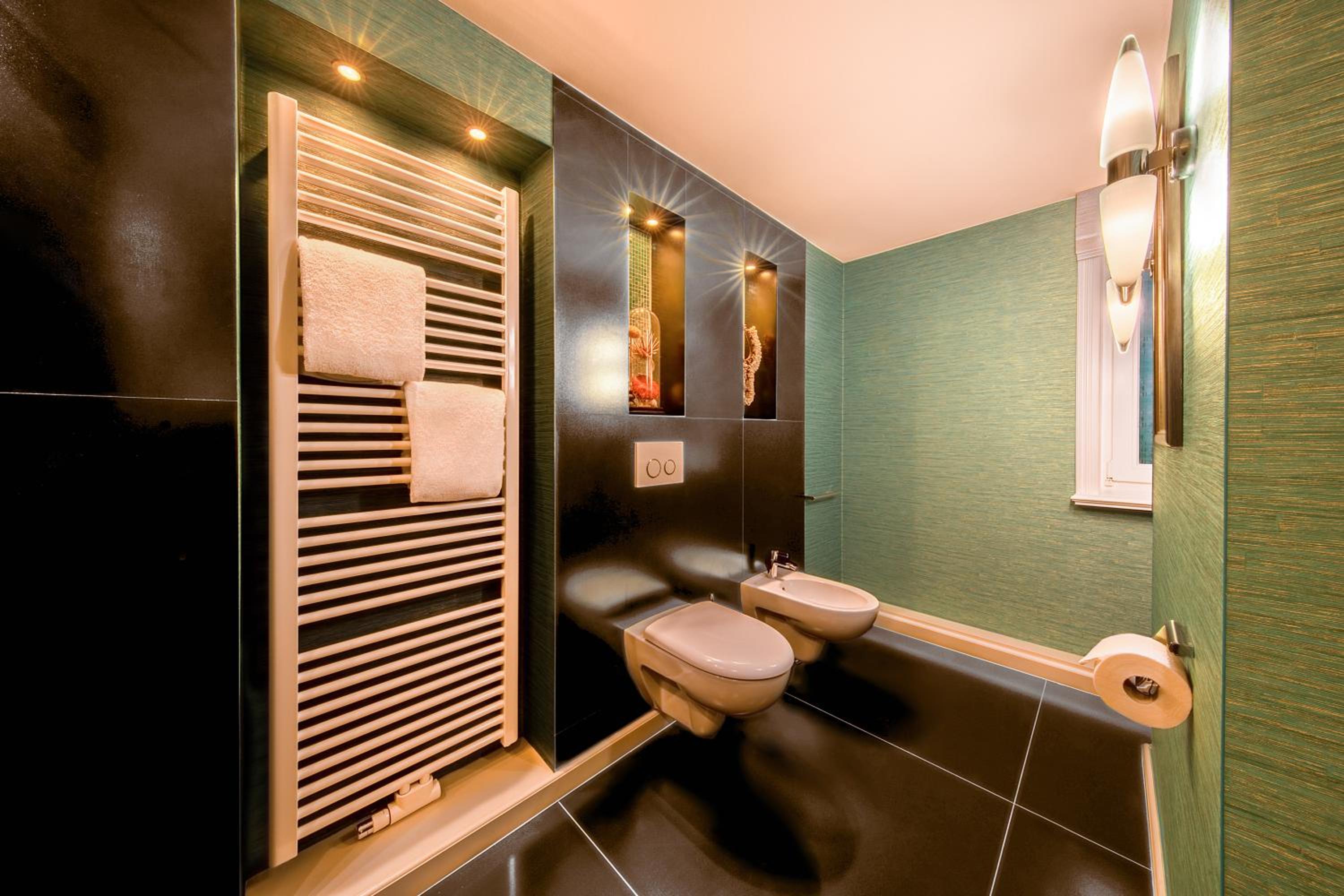 King Suite - Non-Smoking