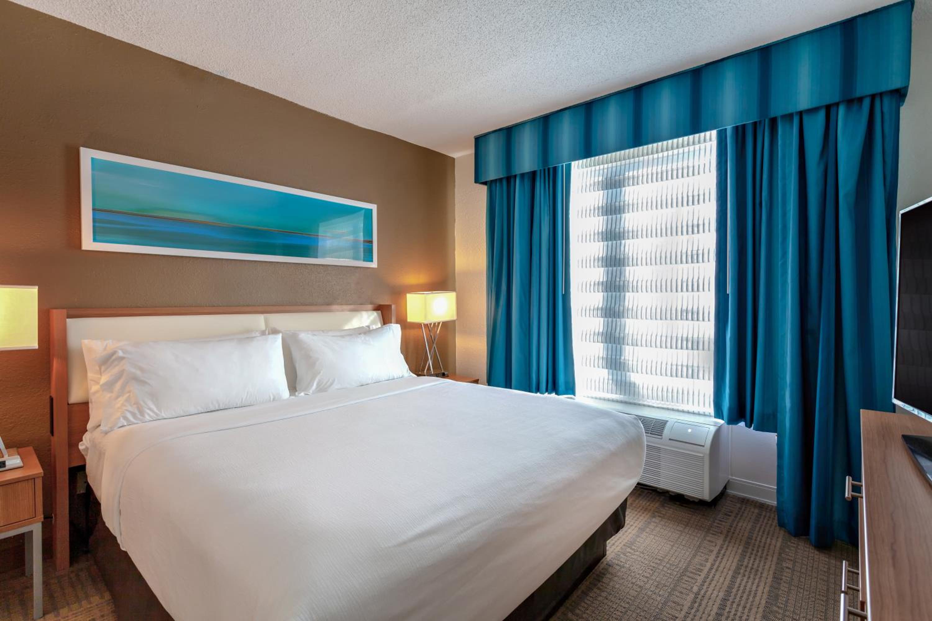 Standard King Room - Photo 12