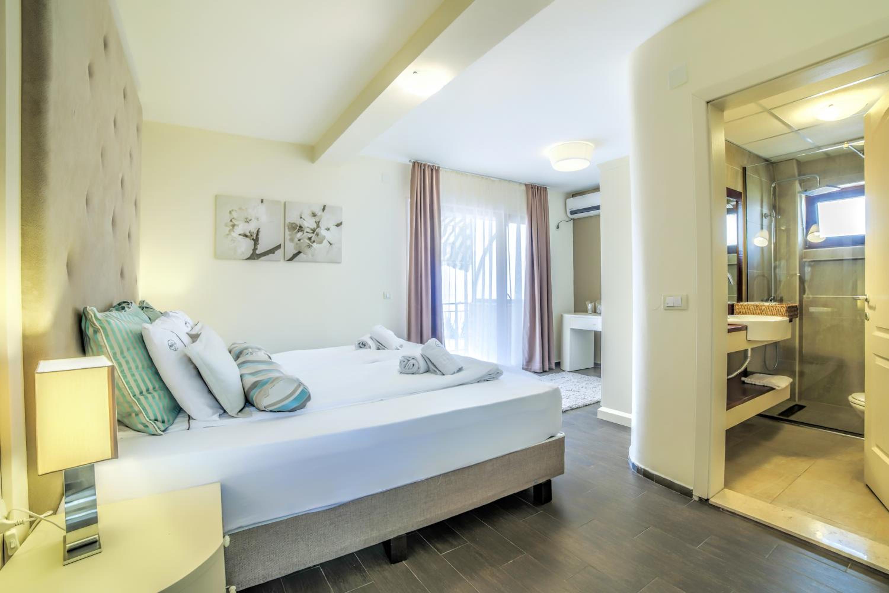 Double or Twin Room with Lake View - Photo 8