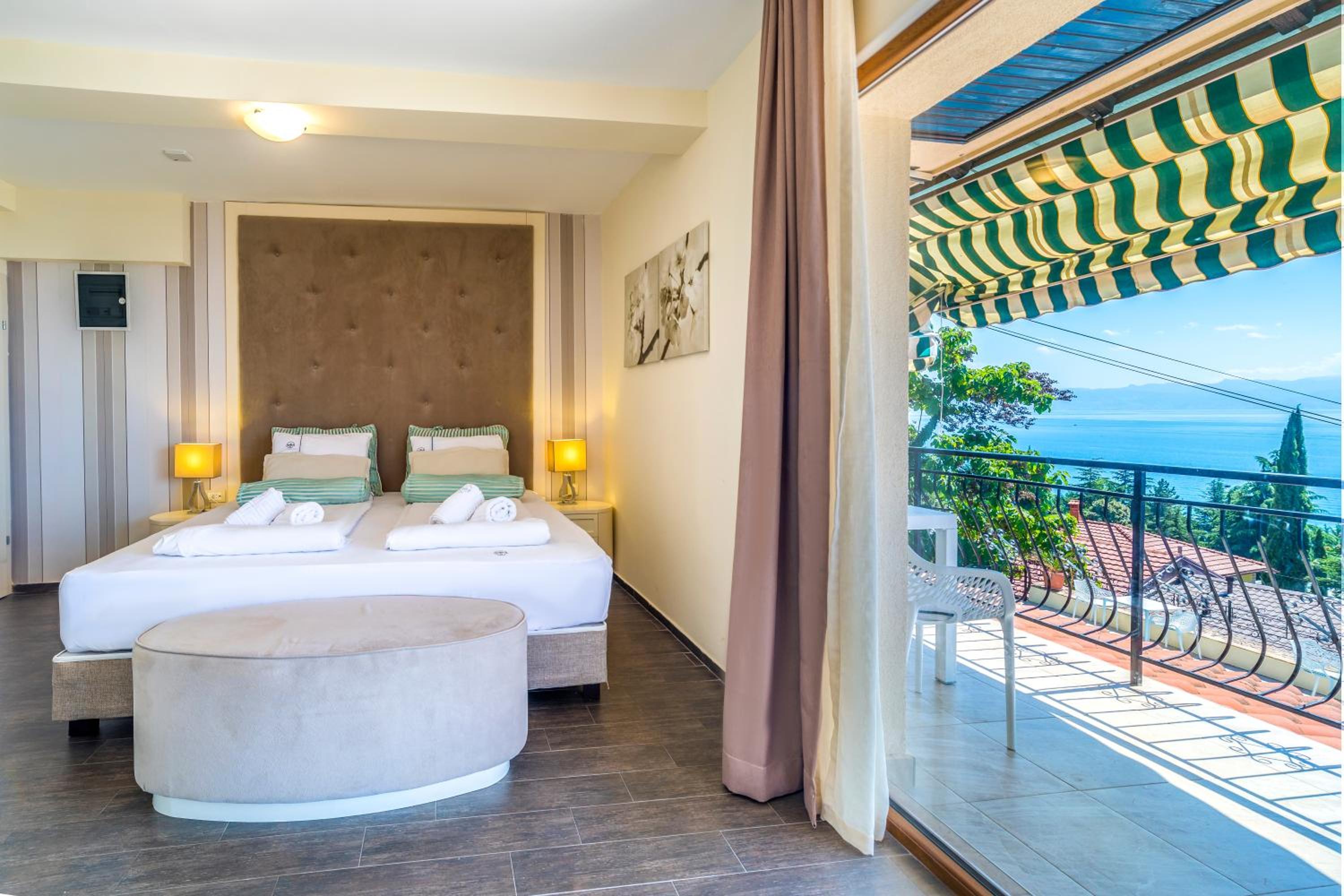 Double or Twin Room with Lake View - Photo 11