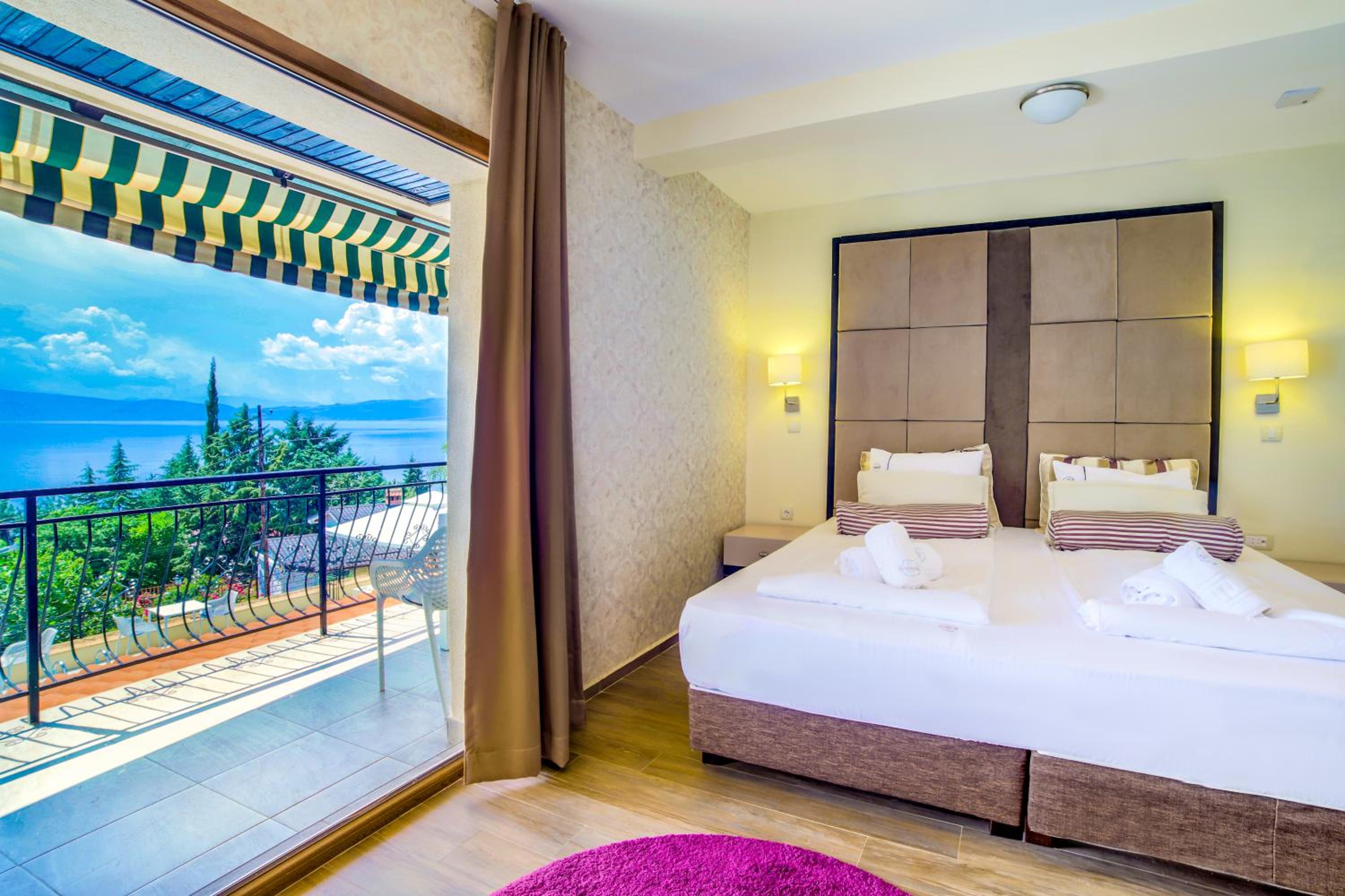Double or Twin Room with Lake View - Photo 10