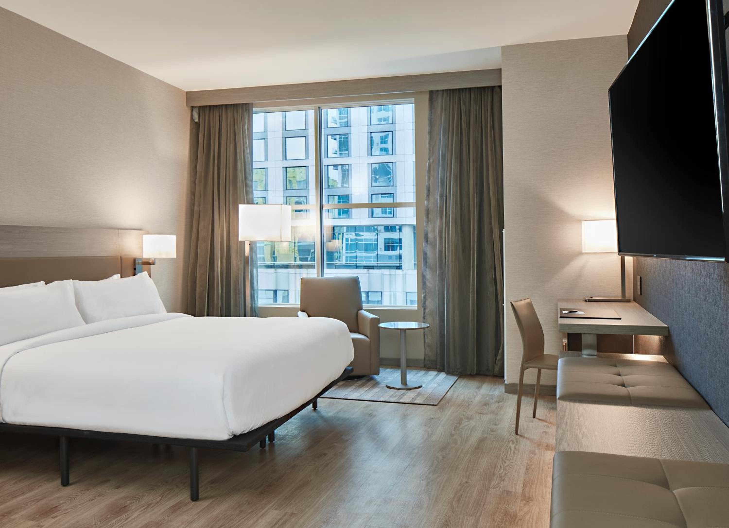 Guest room, 1 King, High floor photo 1
