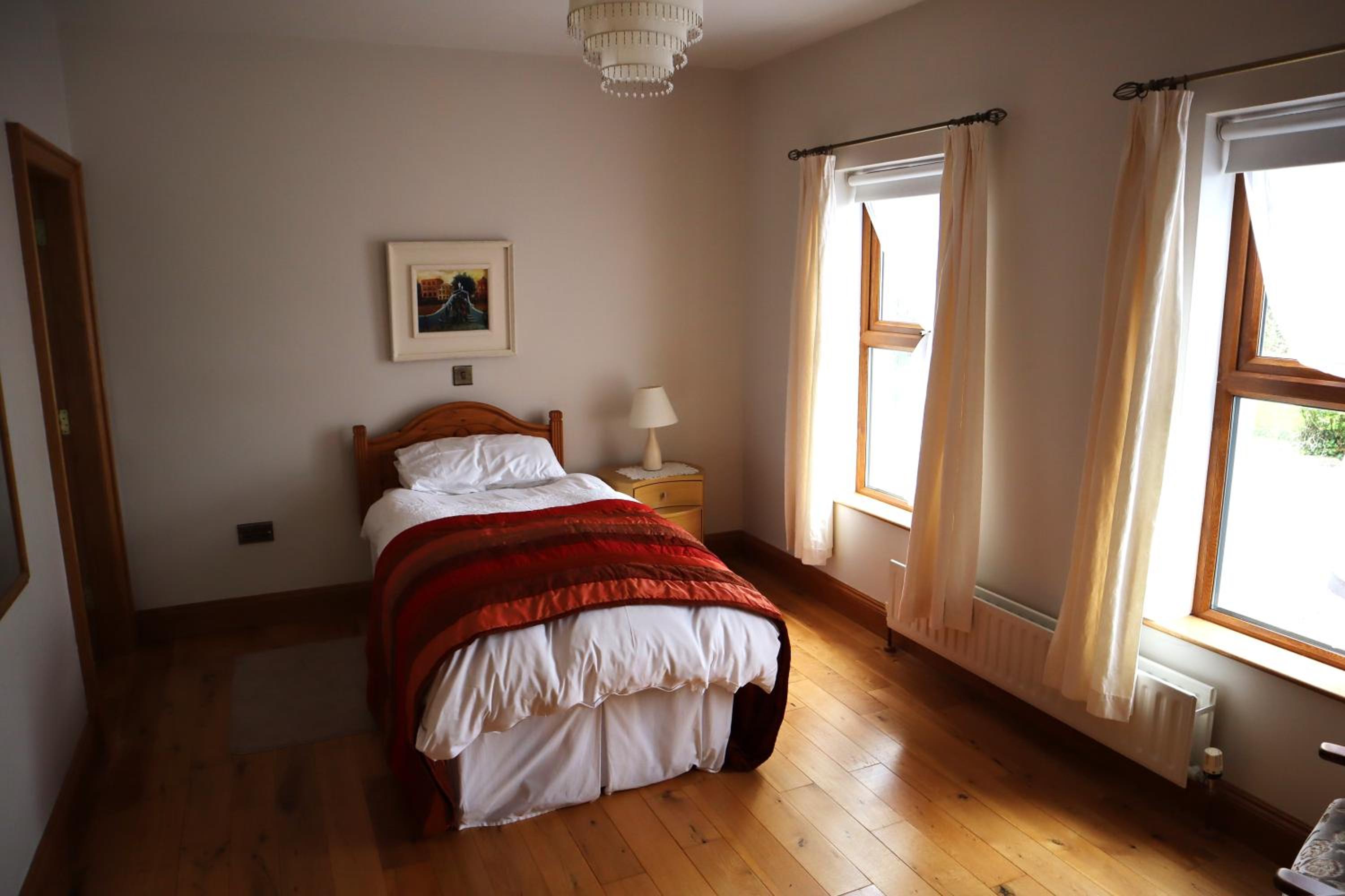 Single Room with Bathroom photo 2