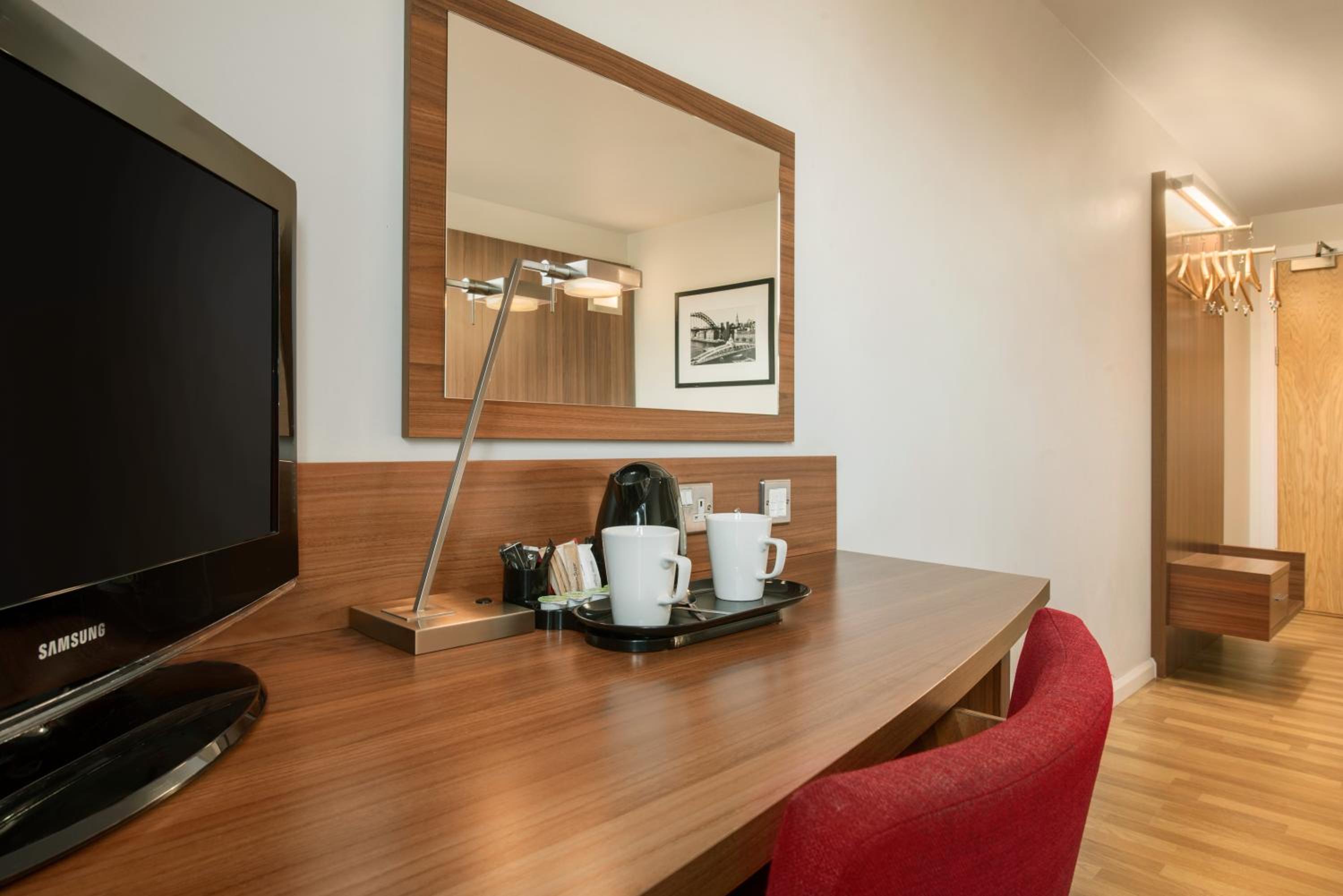 Twin Room - Non-Smoking - Photo 4