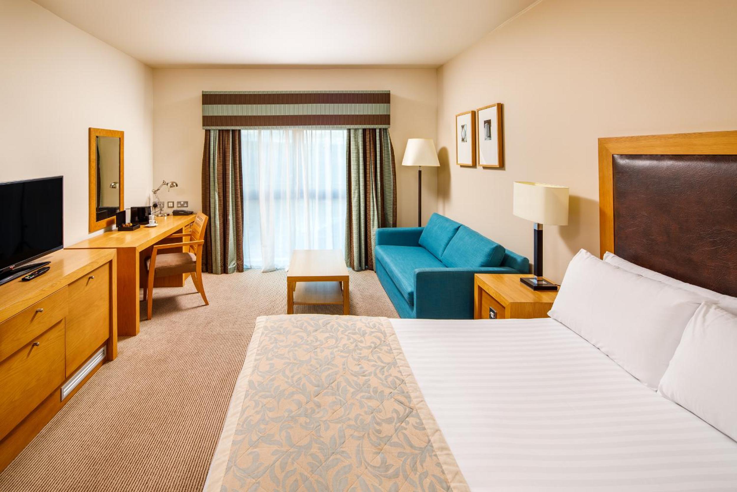 Deluxe King Room - Photo 11