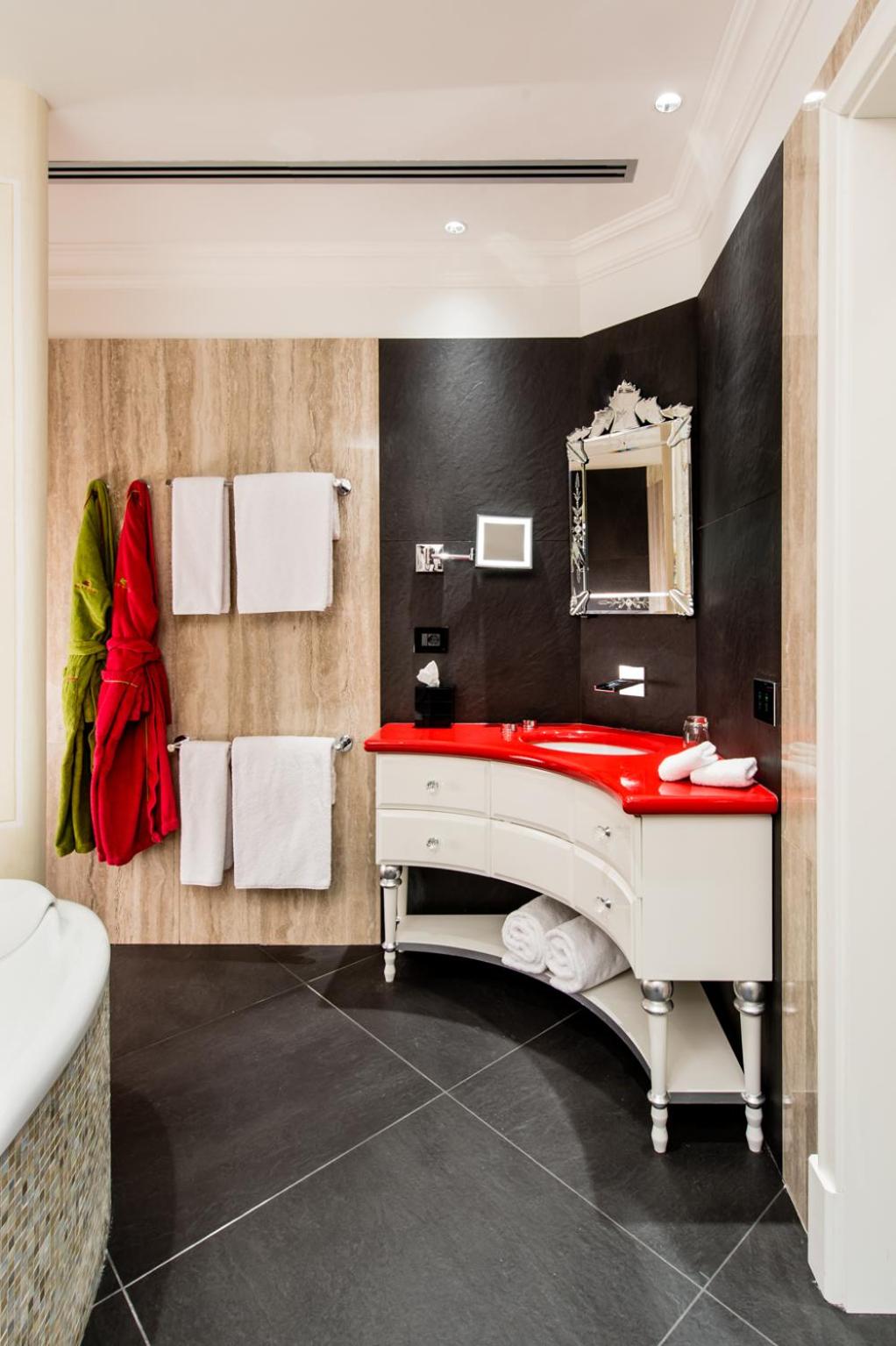 King Suite with Spa Bath - Photo 8