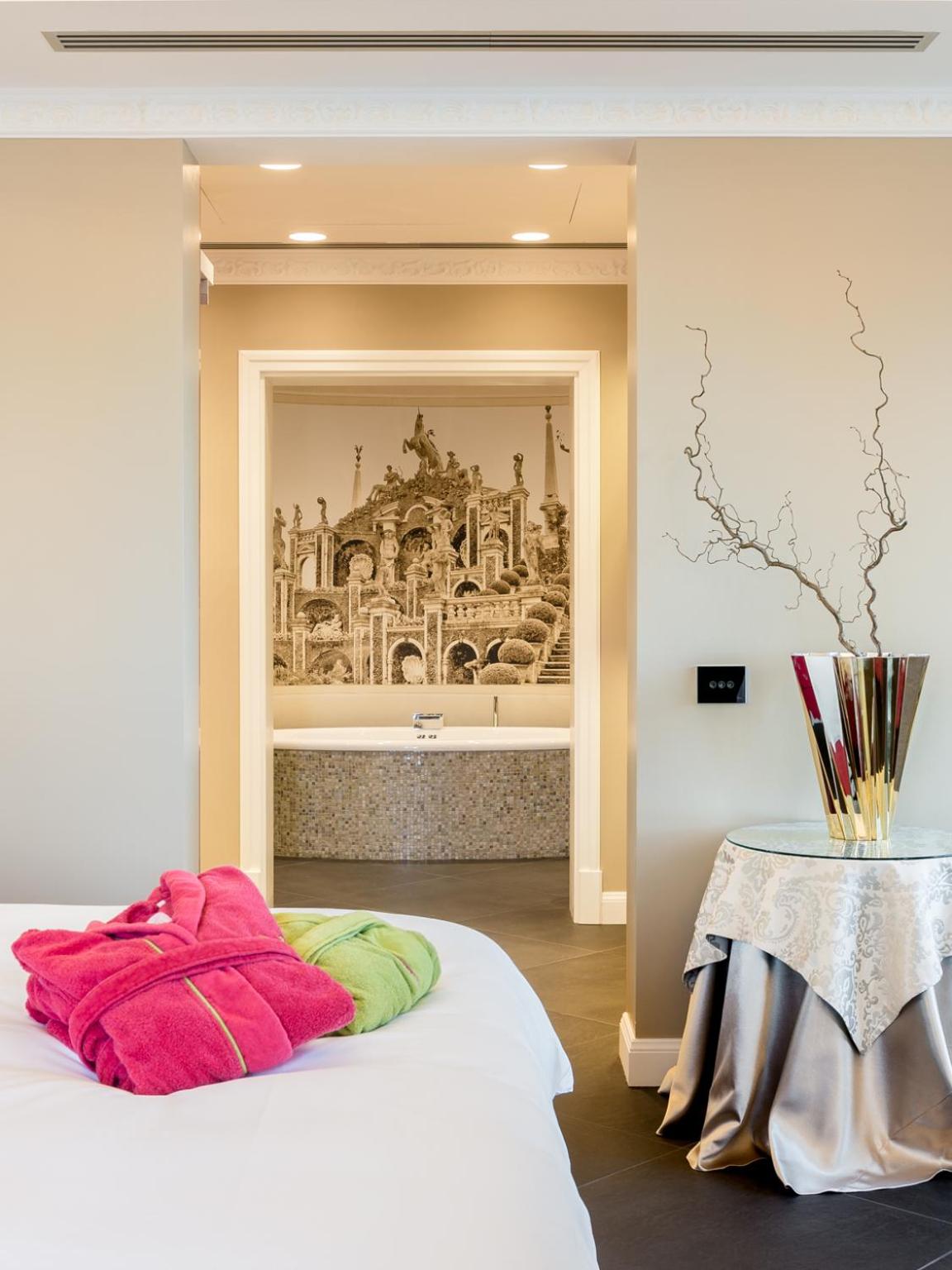 King Suite with Spa Bath - Photo 1