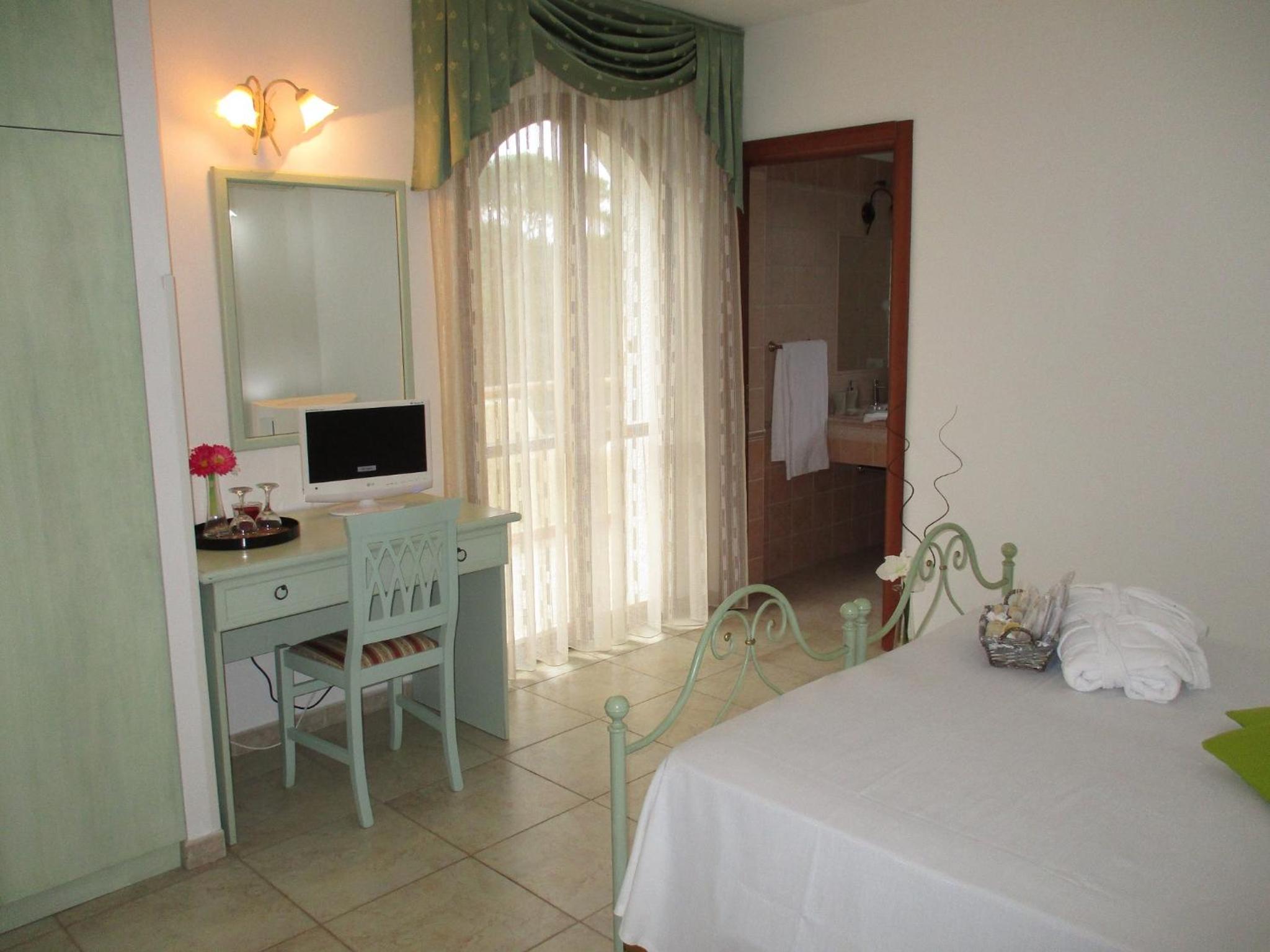 Deluxe Double or Twin Room with Balcony - Photo 5