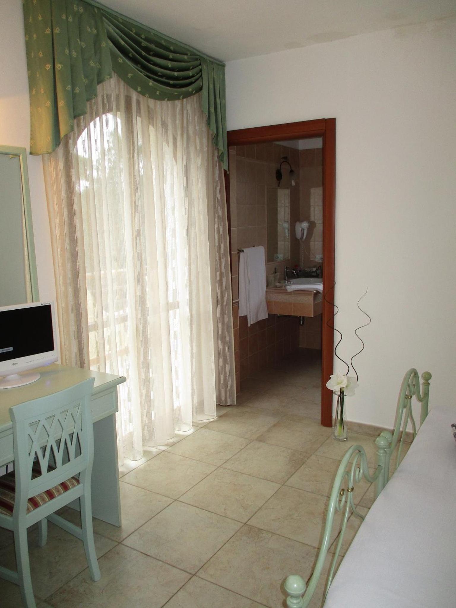 Deluxe Double or Twin Room with Balcony - Photo 6