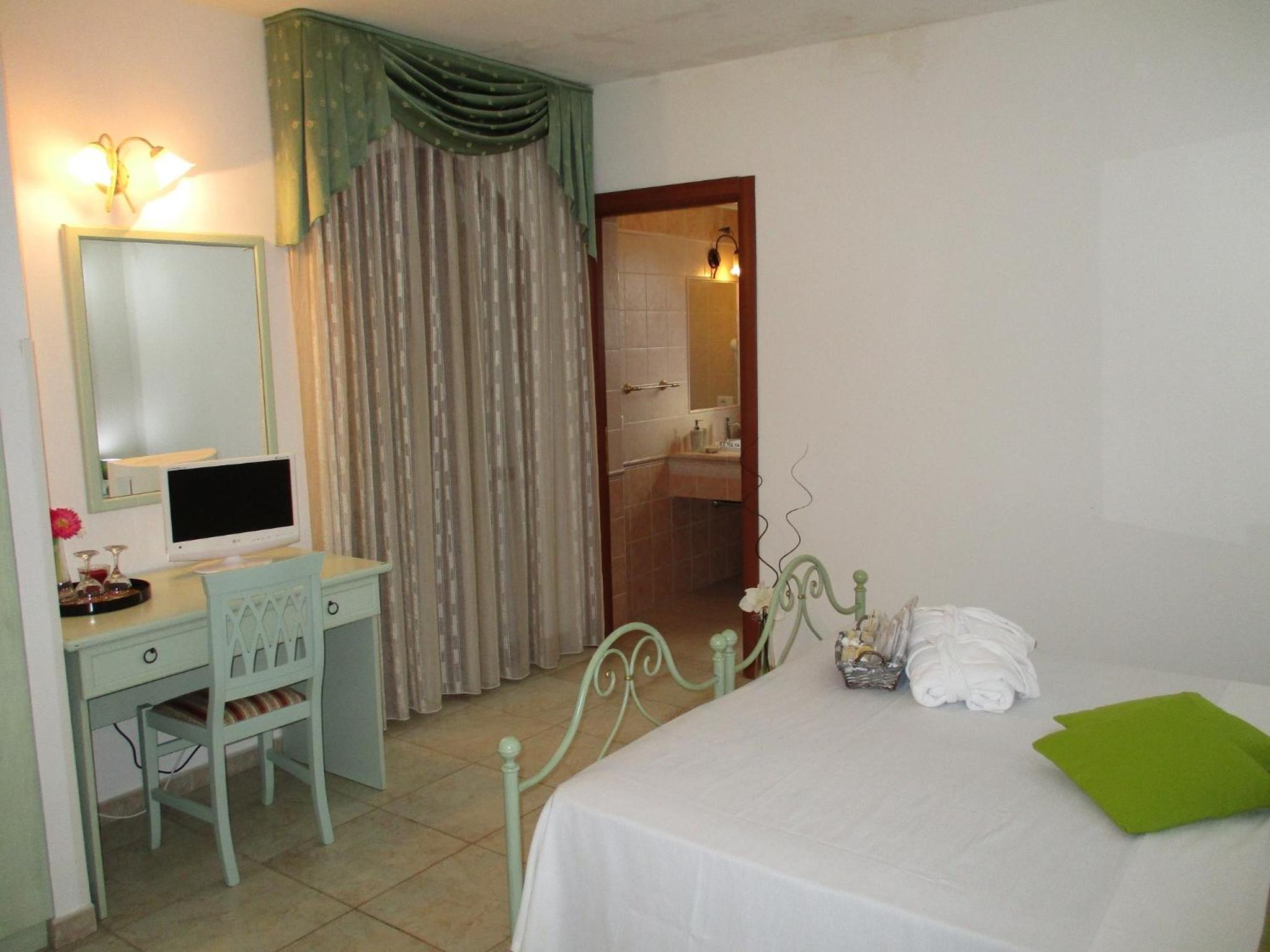 Deluxe Double or Twin Room with Balcony - Photo 7