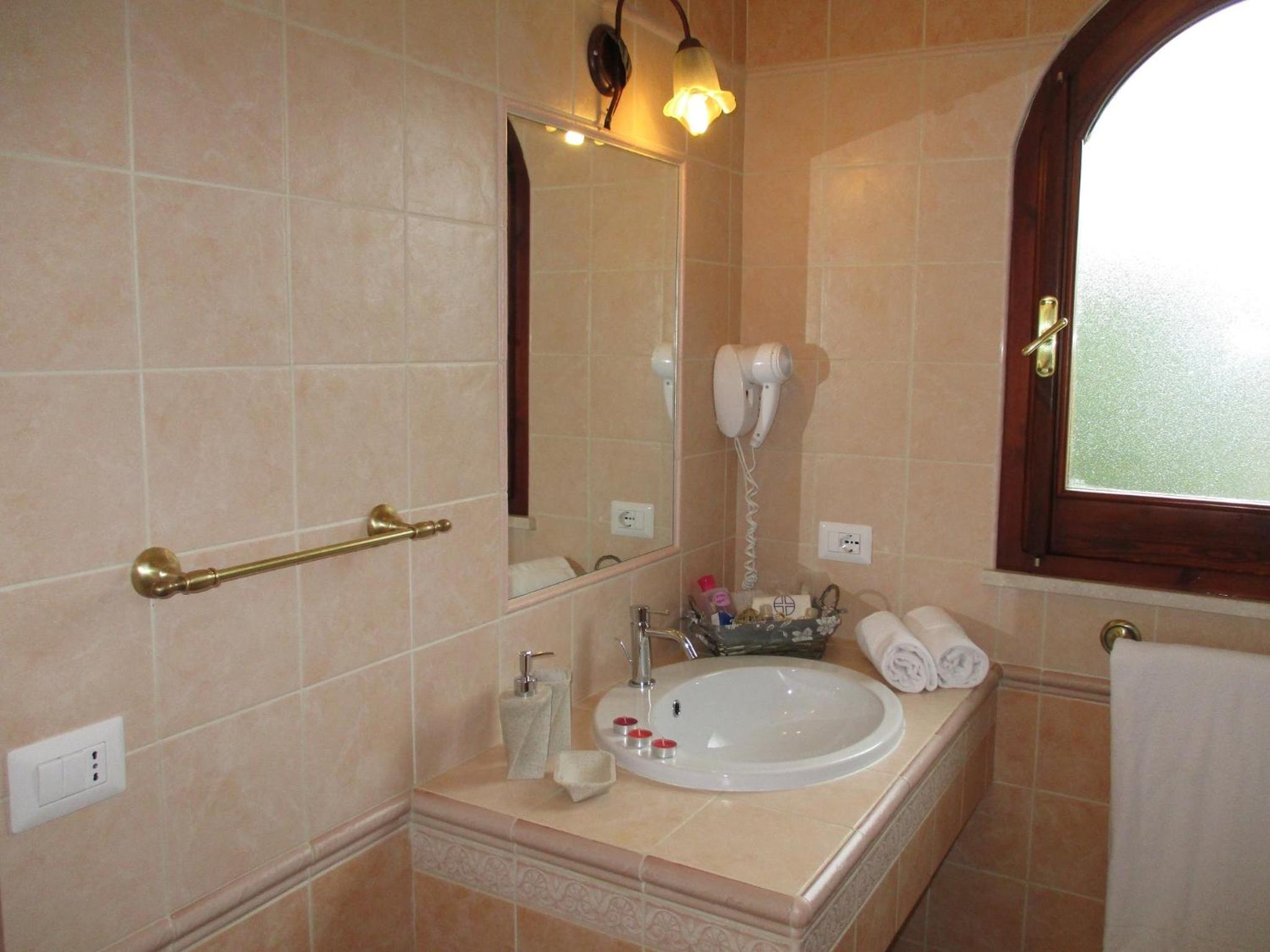 Deluxe Double or Twin Room with Balcony - Photo 8