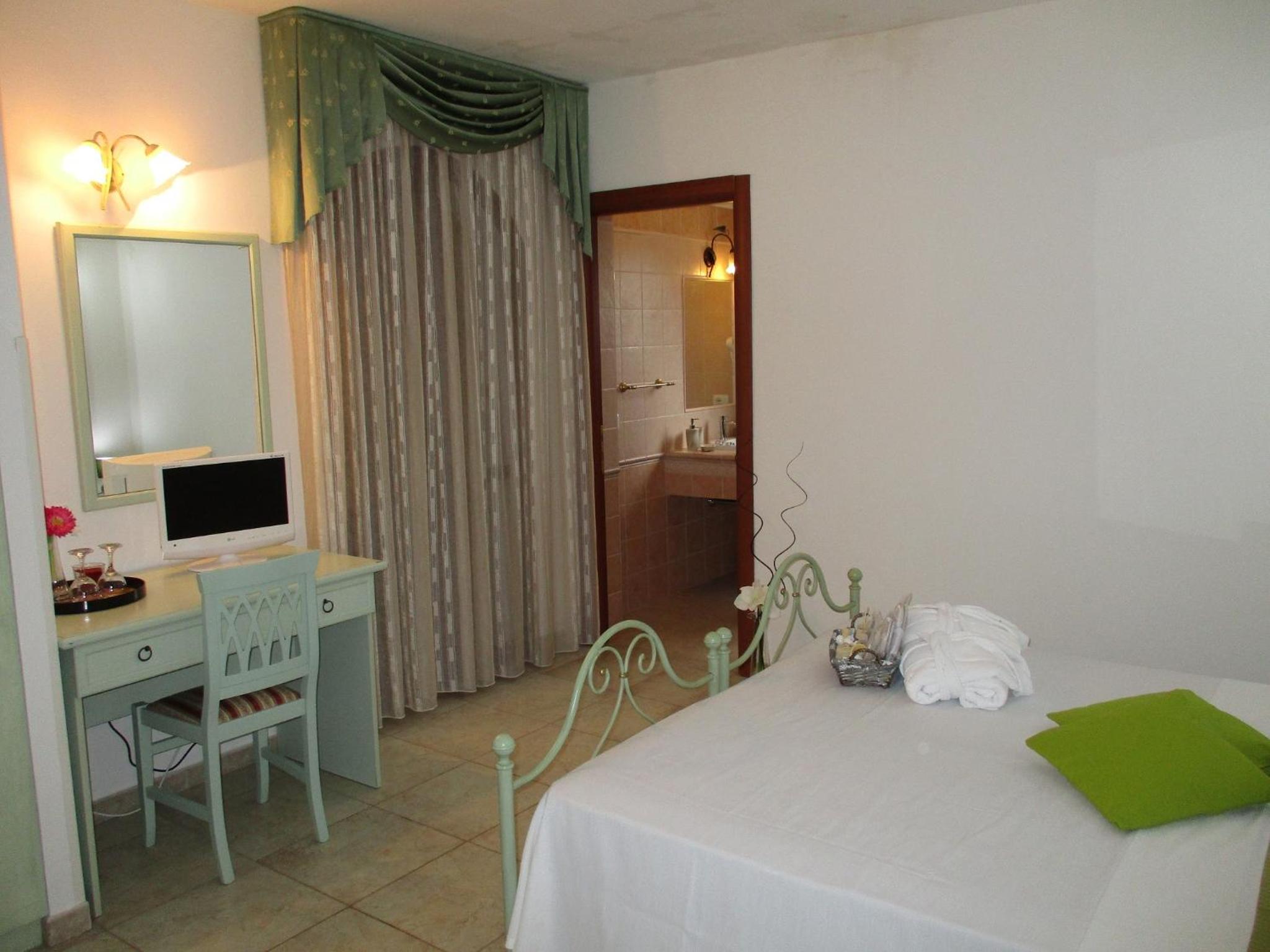 Deluxe Double or Twin Room with Balcony - Photo 9