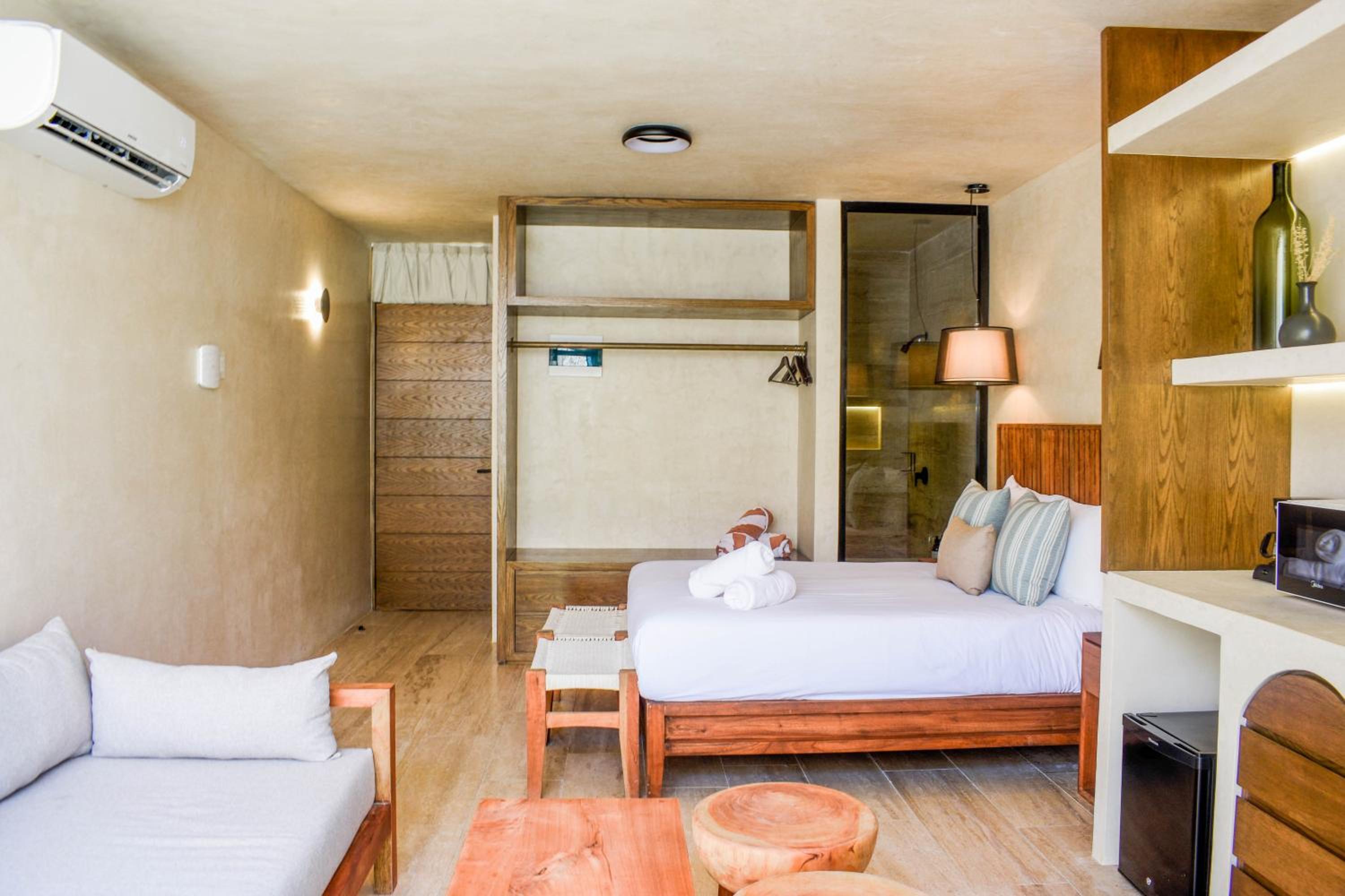 Deluxe Room - Photo 11