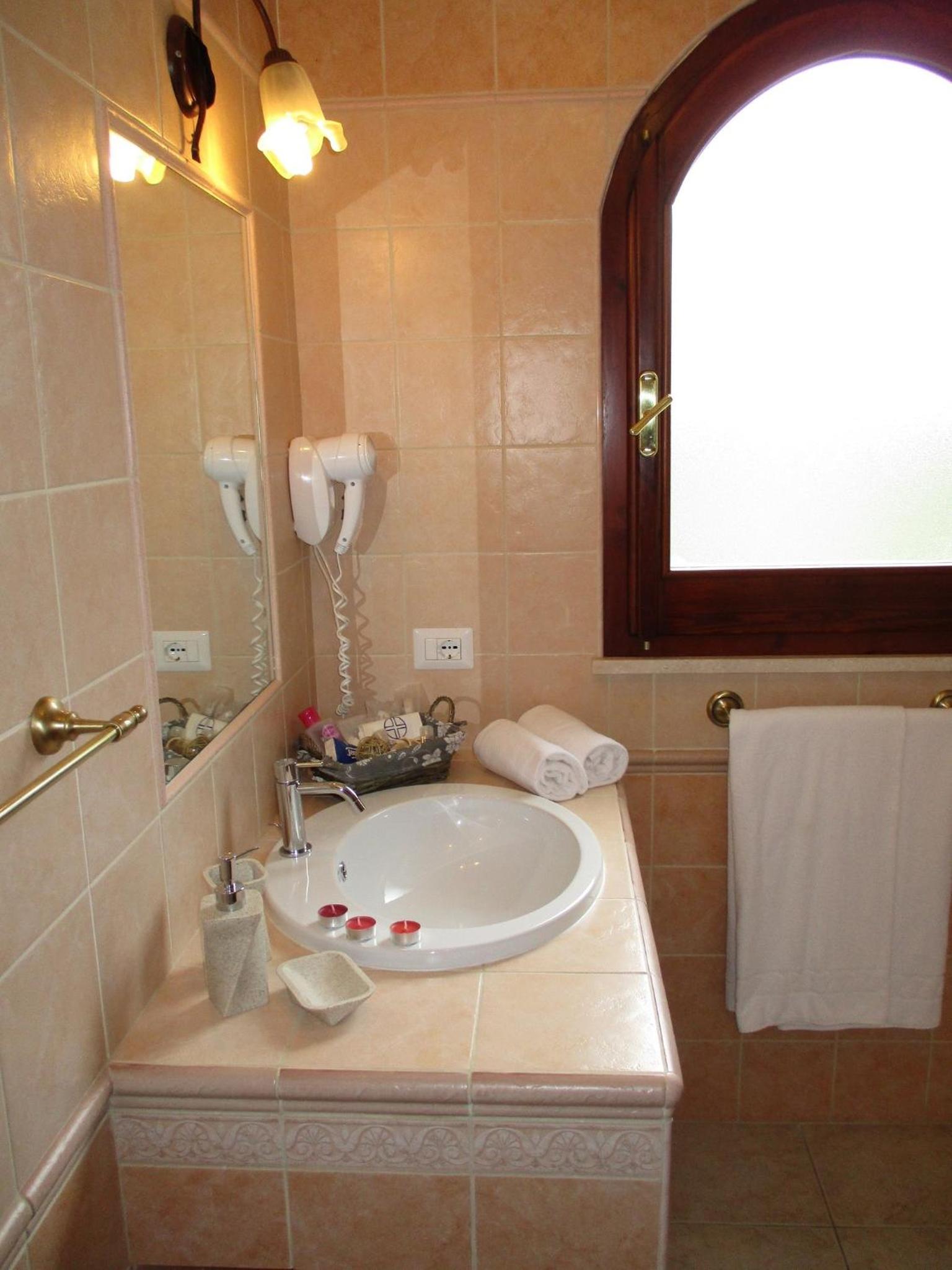 Deluxe Double or Twin Room with Balcony - Photo 12