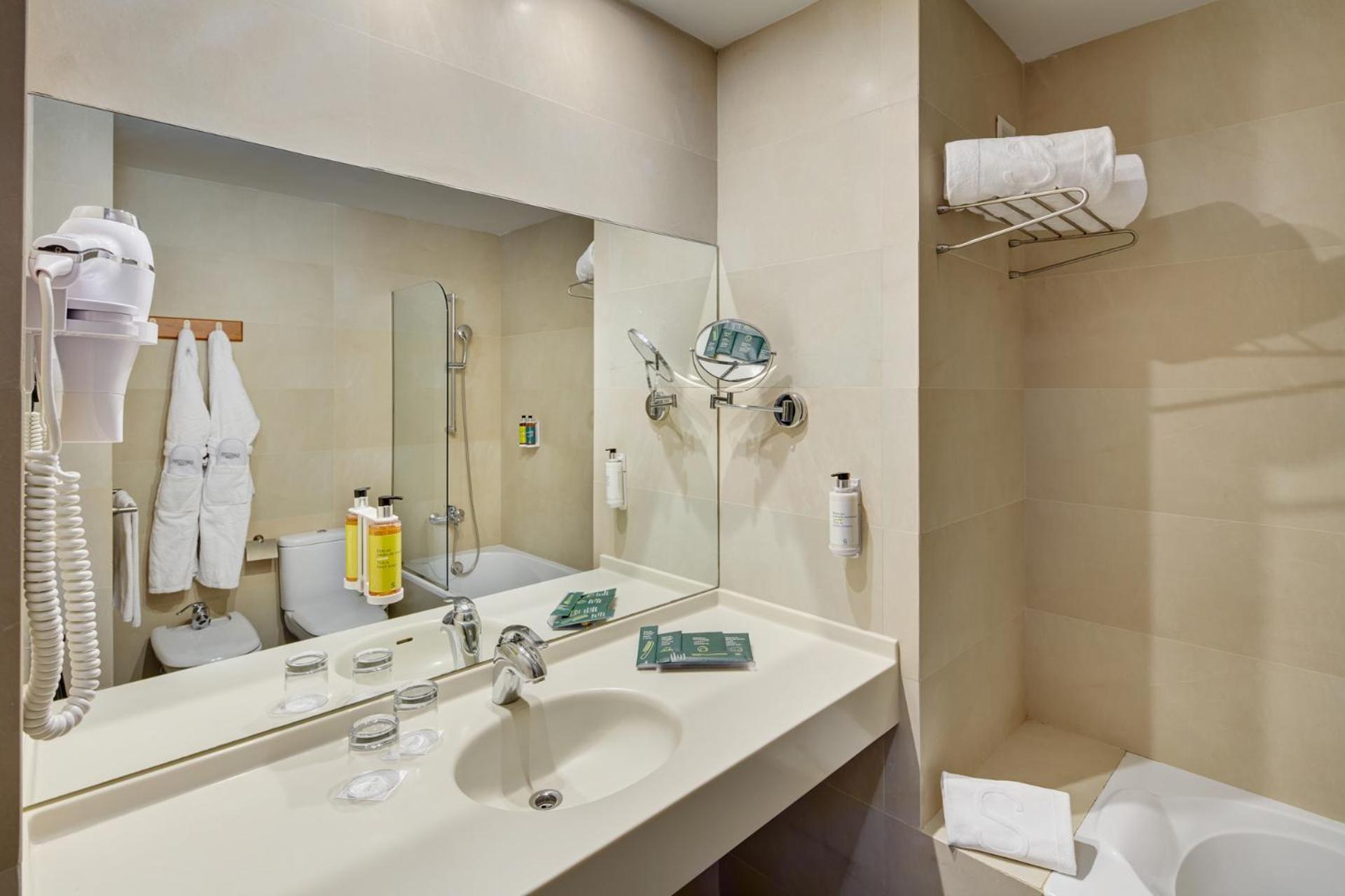 Classic Double Room with Balcony photo 3