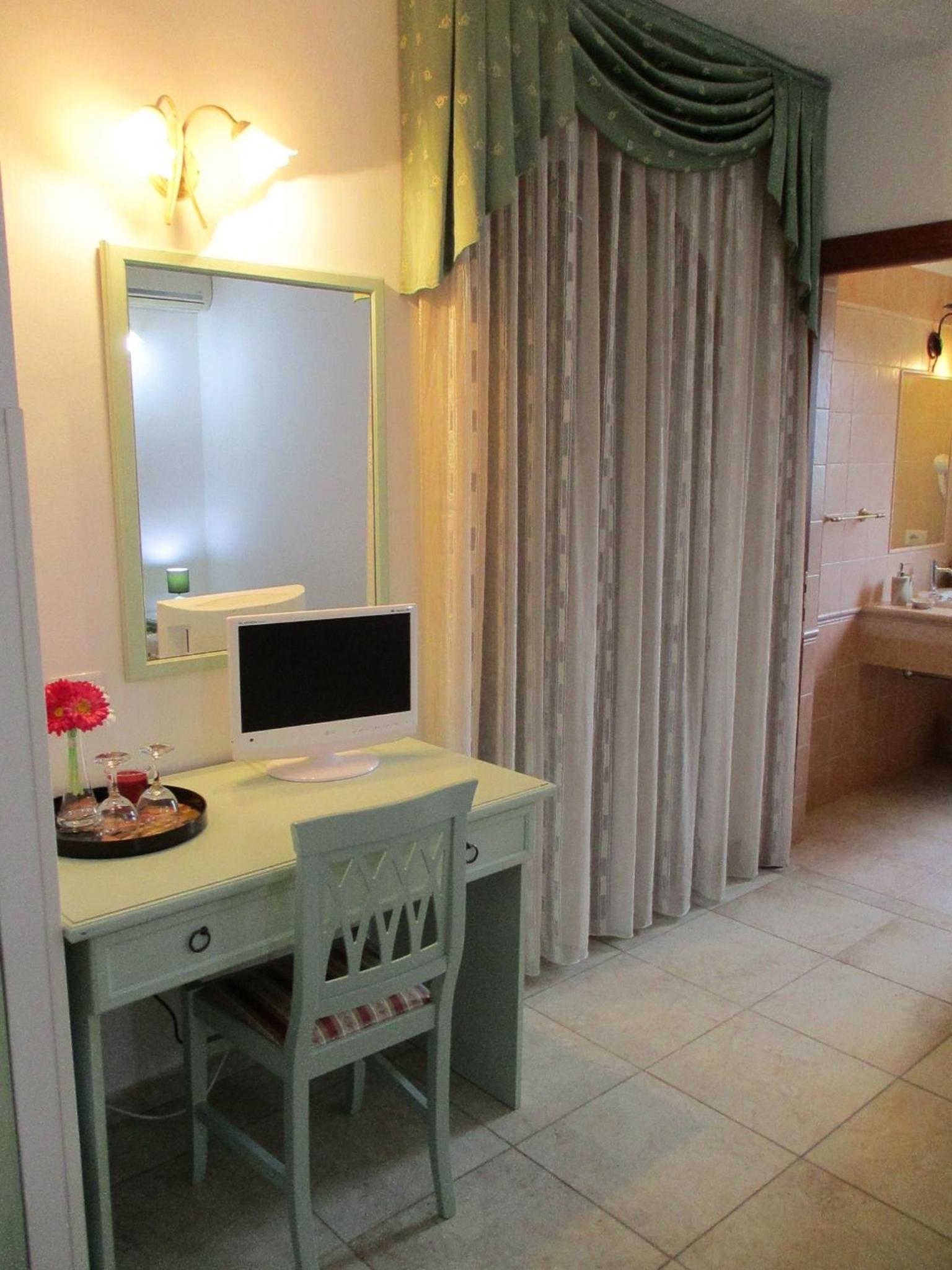 Deluxe Double or Twin Room with Balcony - Photo 18